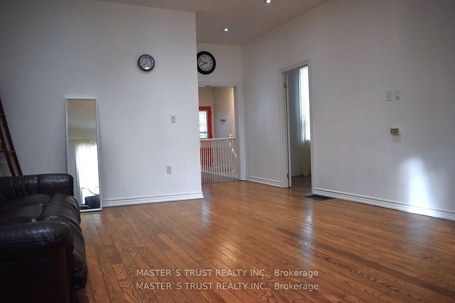 966 Dundas Street E Property Photo 2