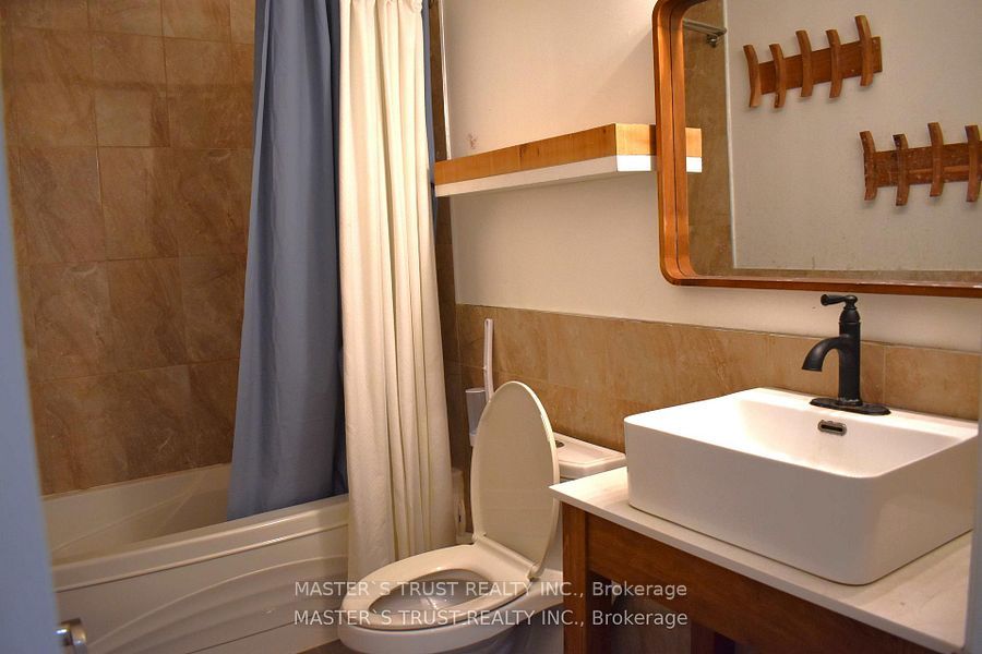 966 Dundas Street E Property Photo 16