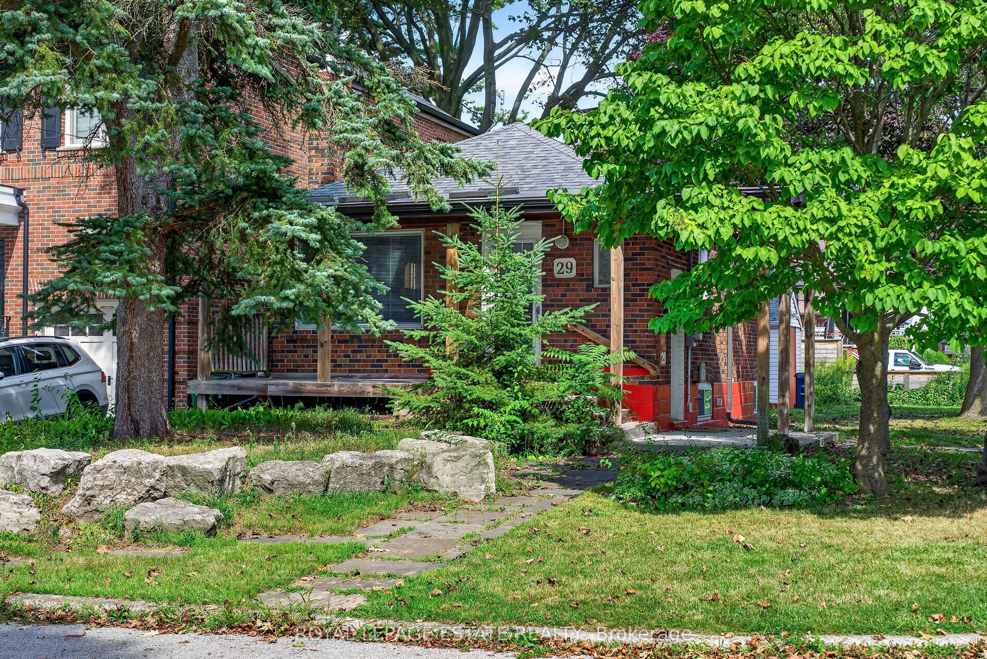 29 Red Deer Avenue Property Photo 3