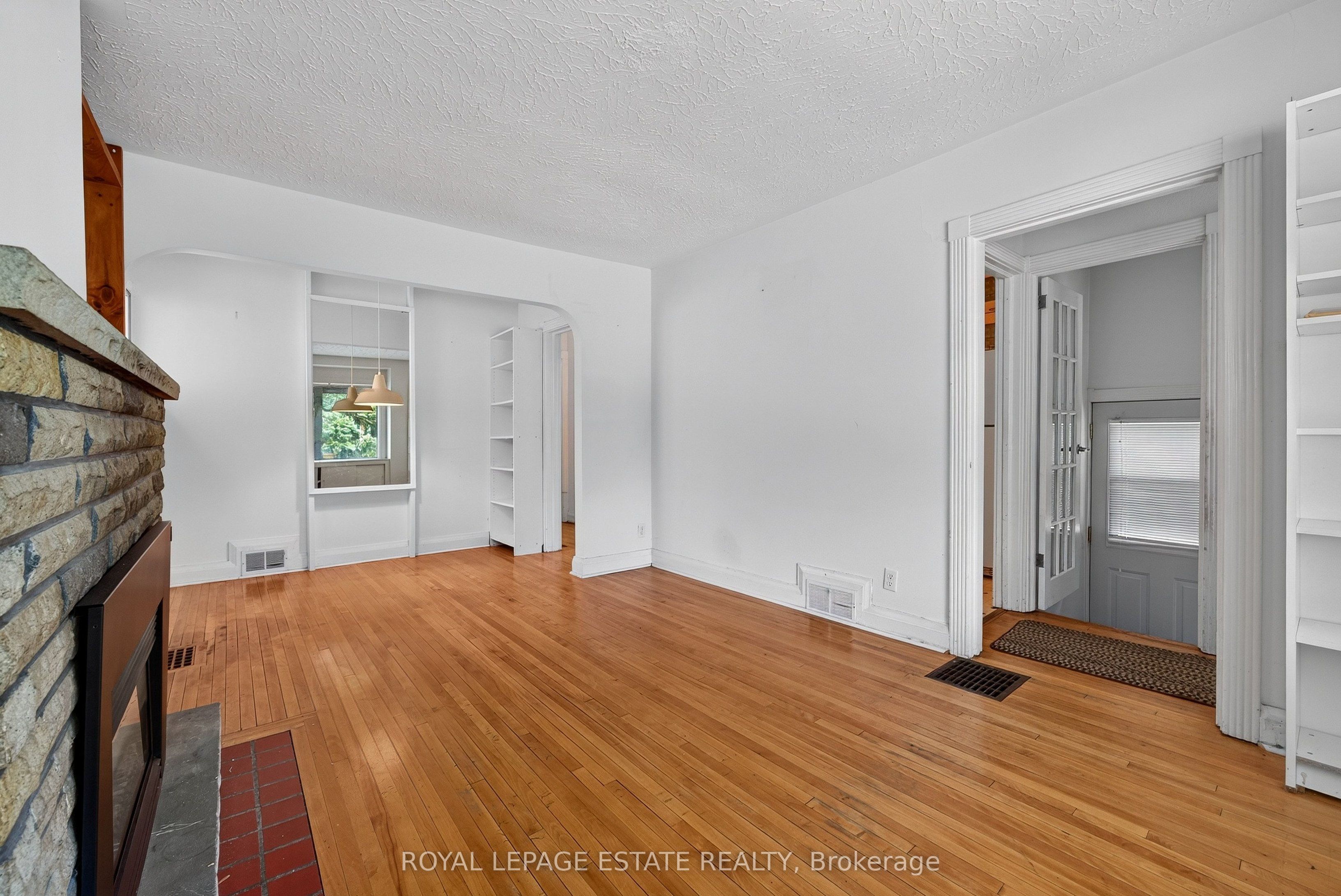 29 Red Deer Avenue Property Photo 9