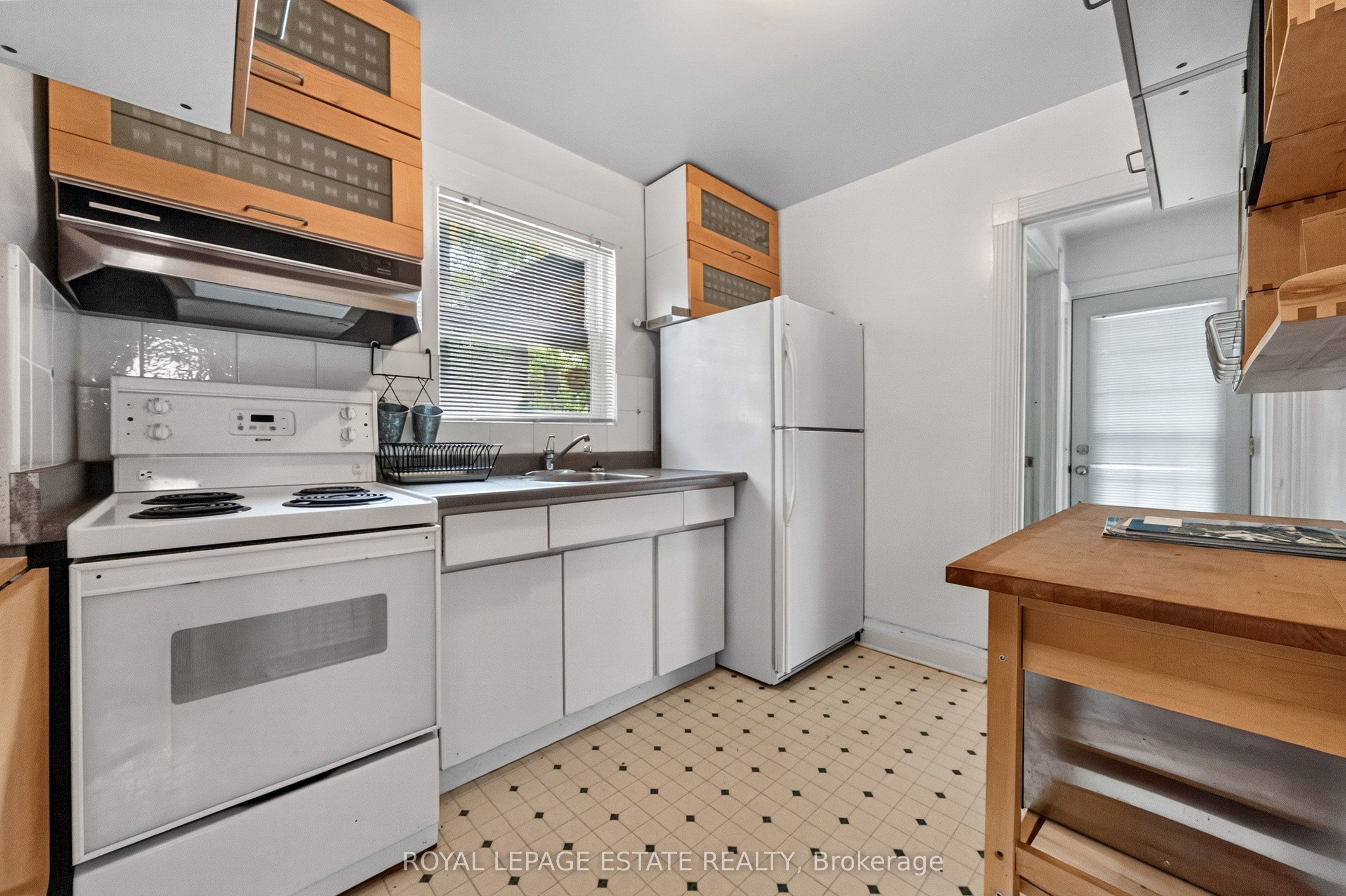 29 Red Deer Avenue Property Photo 12
