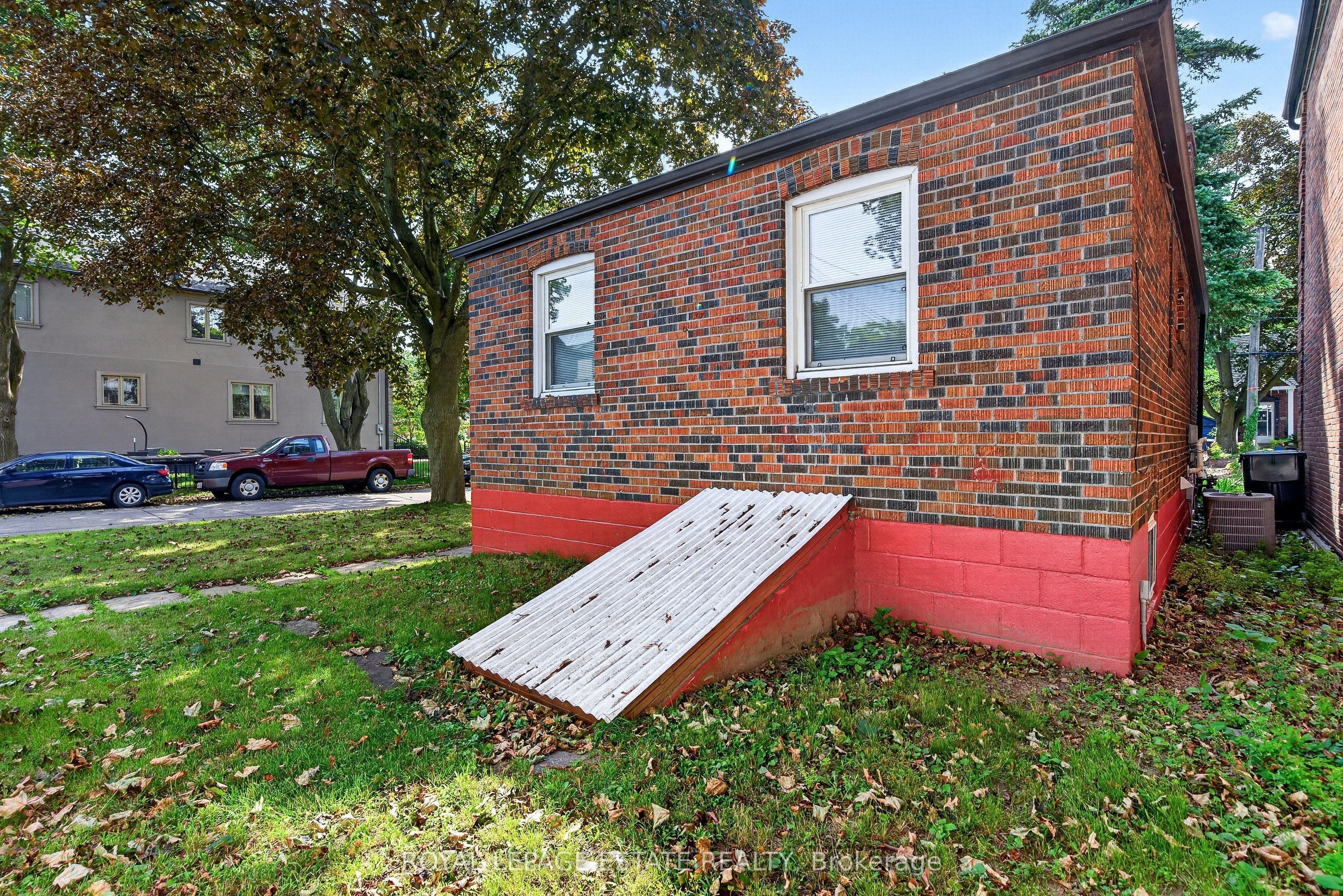 29 Red Deer Avenue Property Photo 41