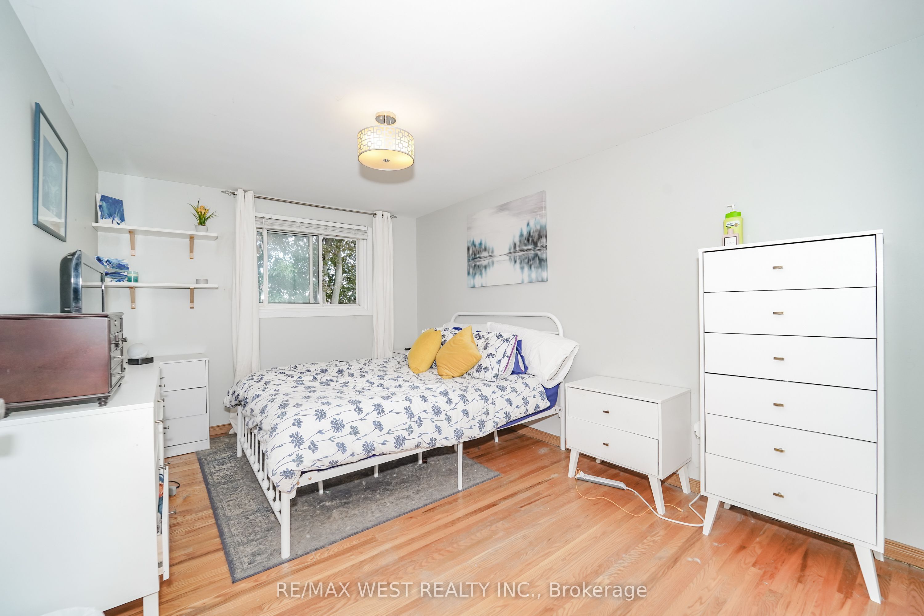 1105 Valley Court Property Photo 6
