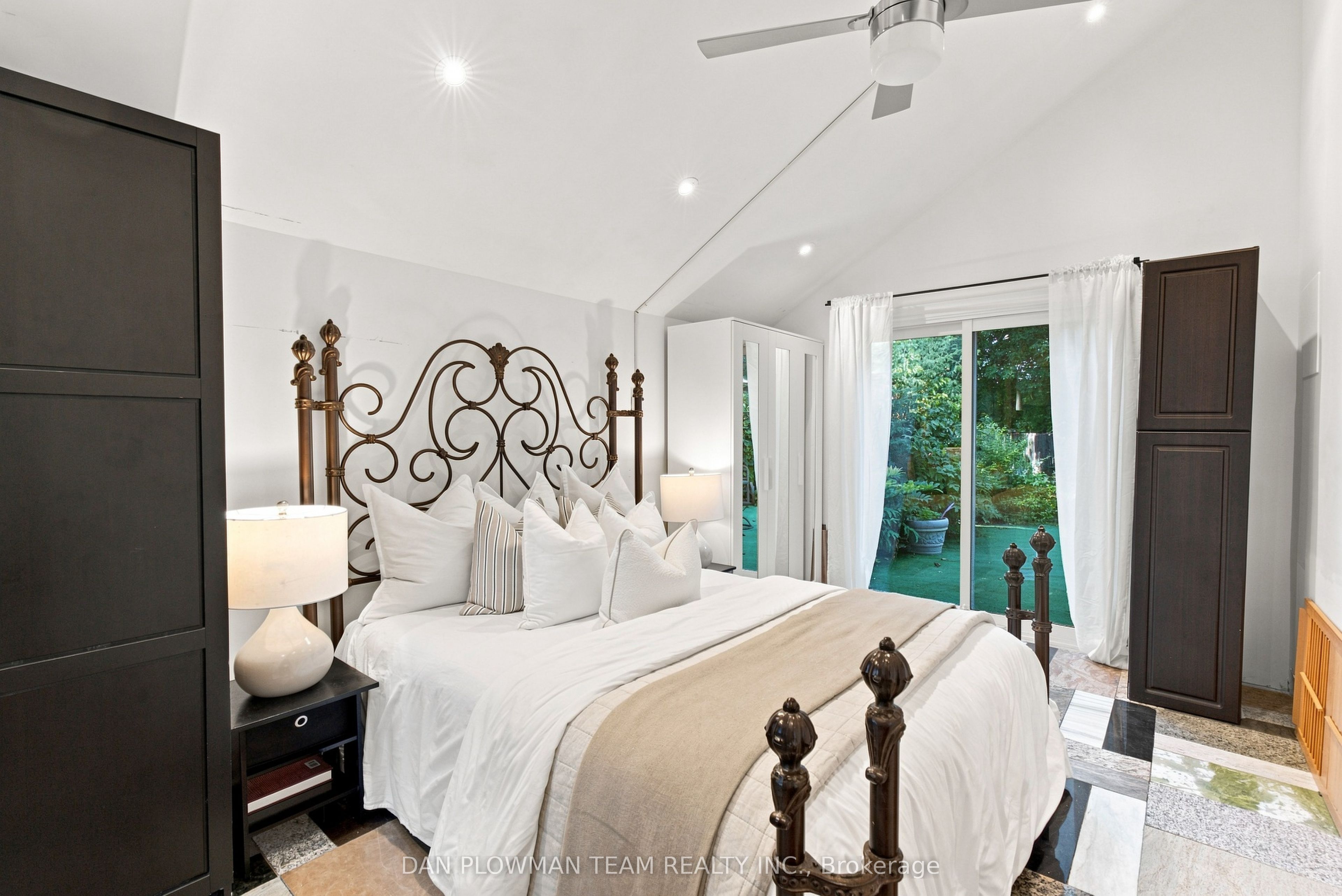 519 Kingston Road W Property Photo 19