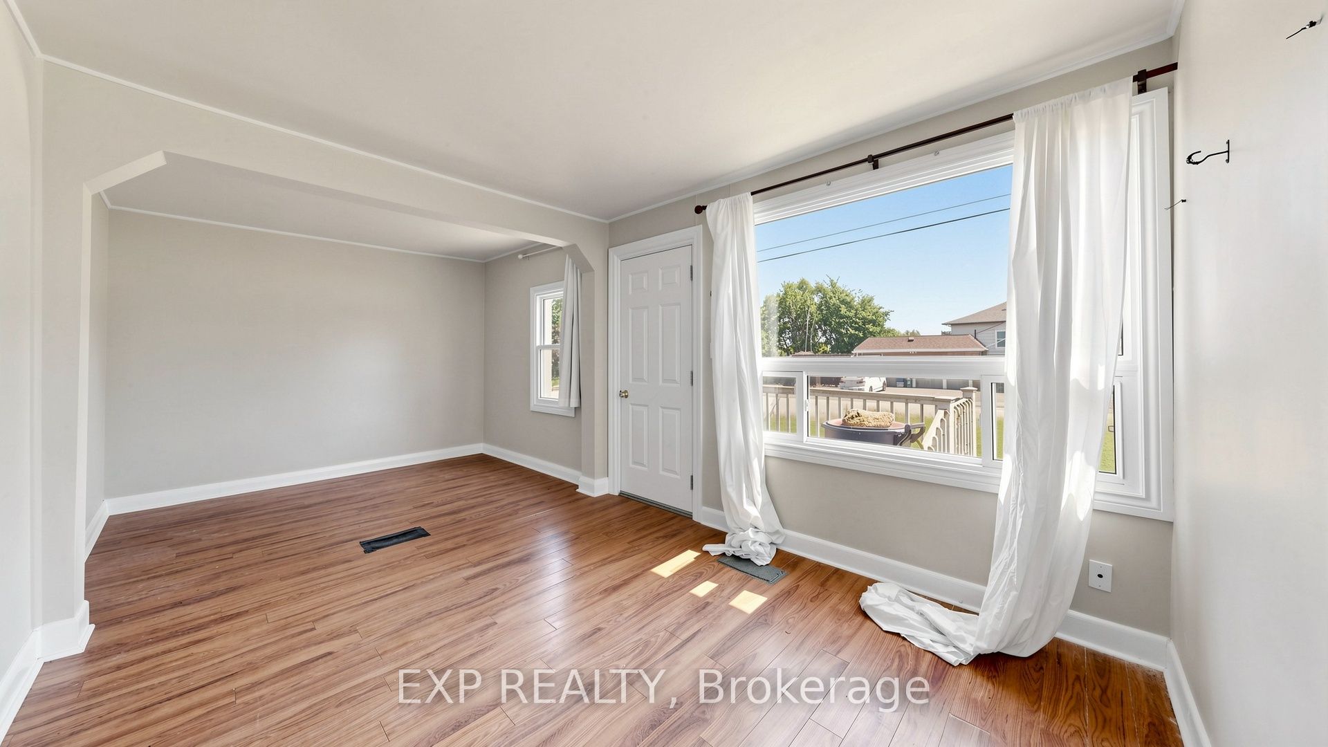 546 Park Road S Property Photo 5