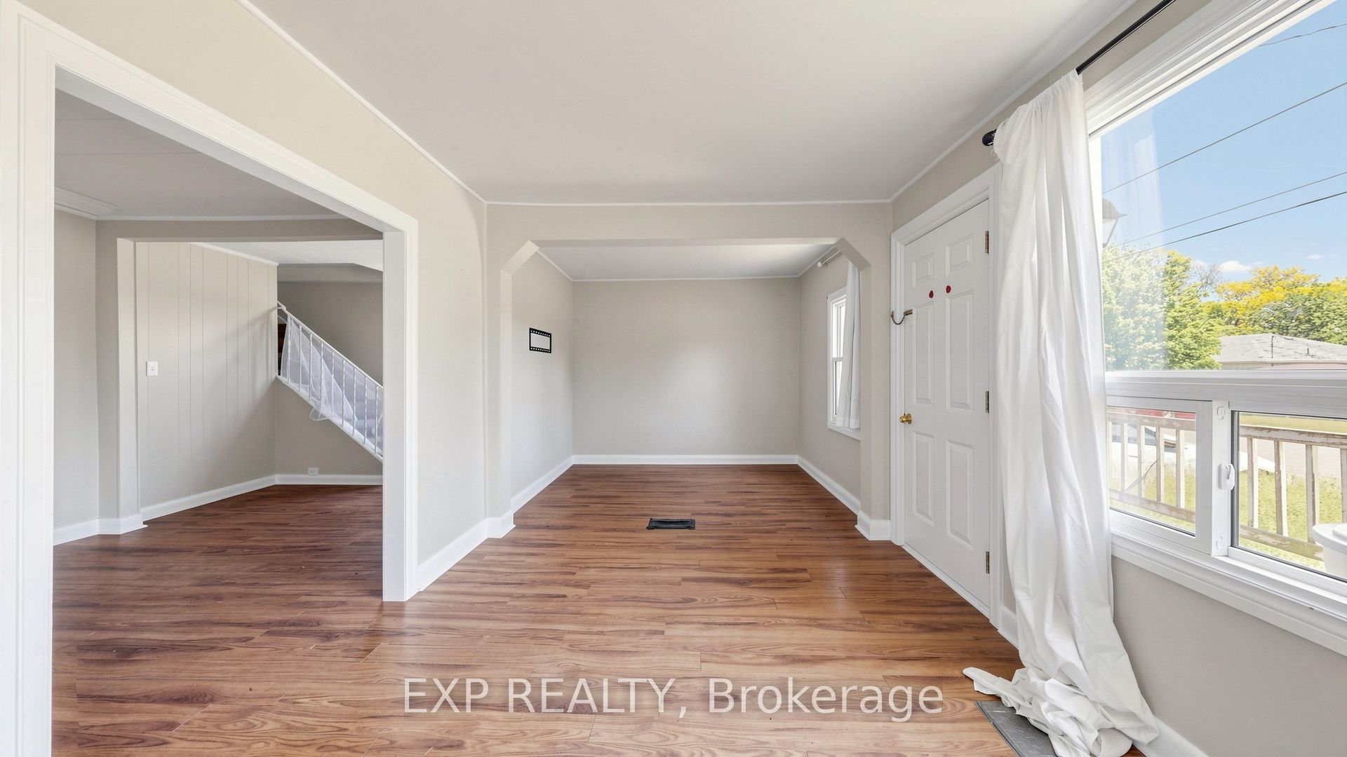 546 Park Road S Property Photo 6