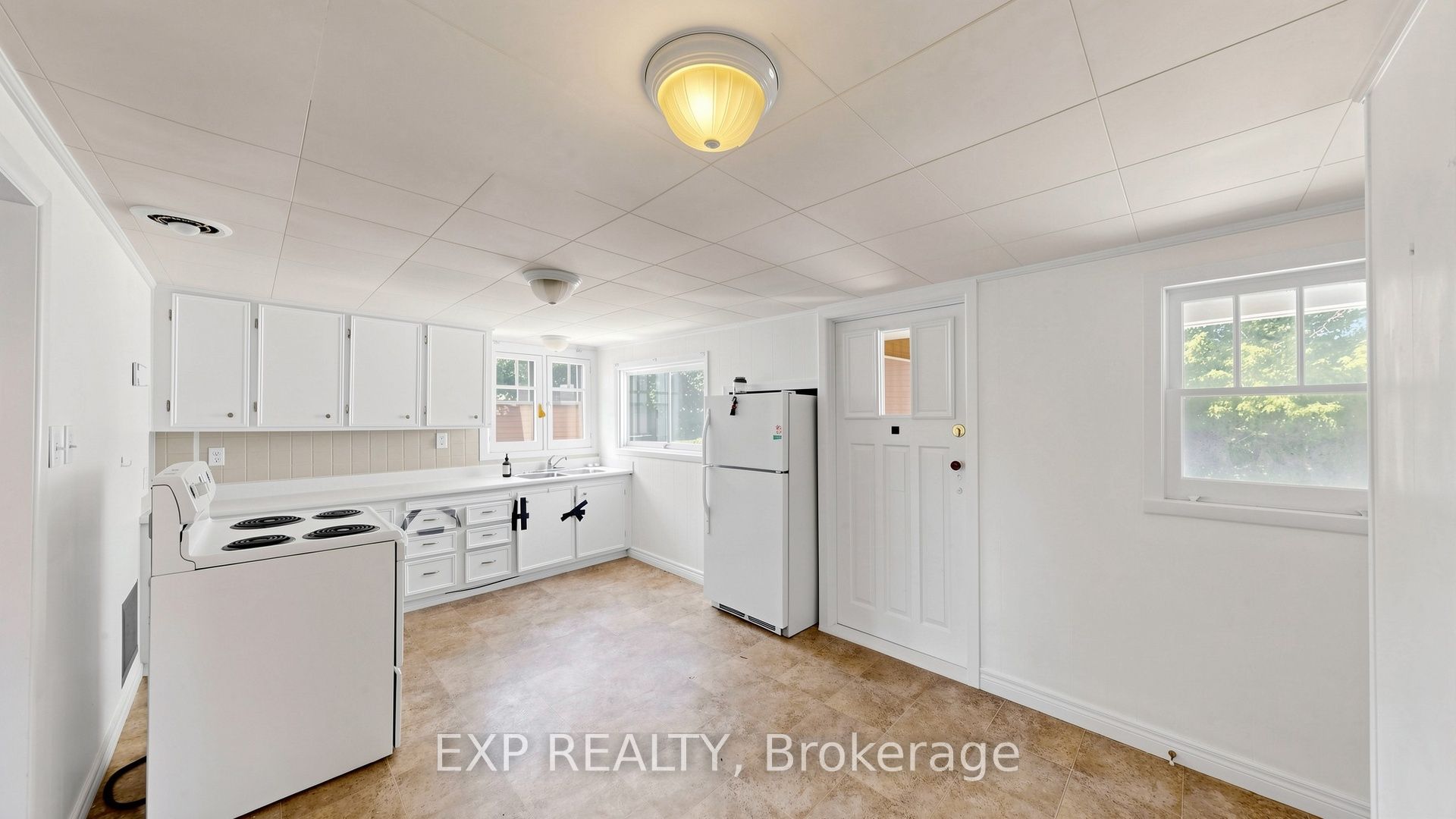 546 Park Road S Property Photo 10