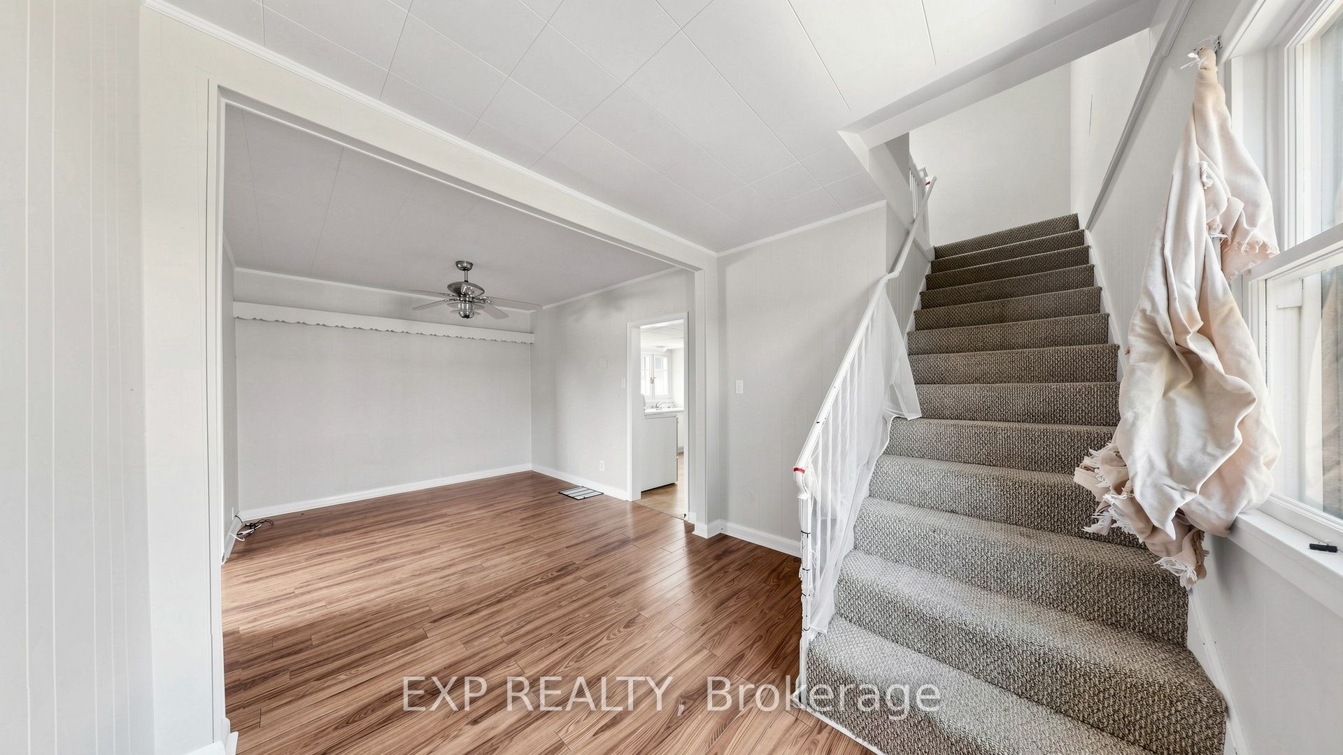 546 Park Road S Property Photo 13