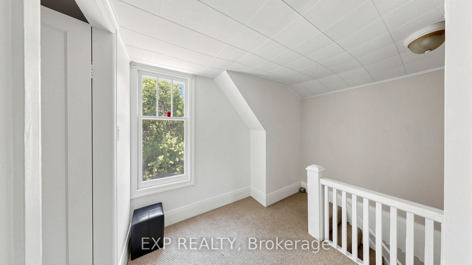 546 Park Road S Property Photo 14