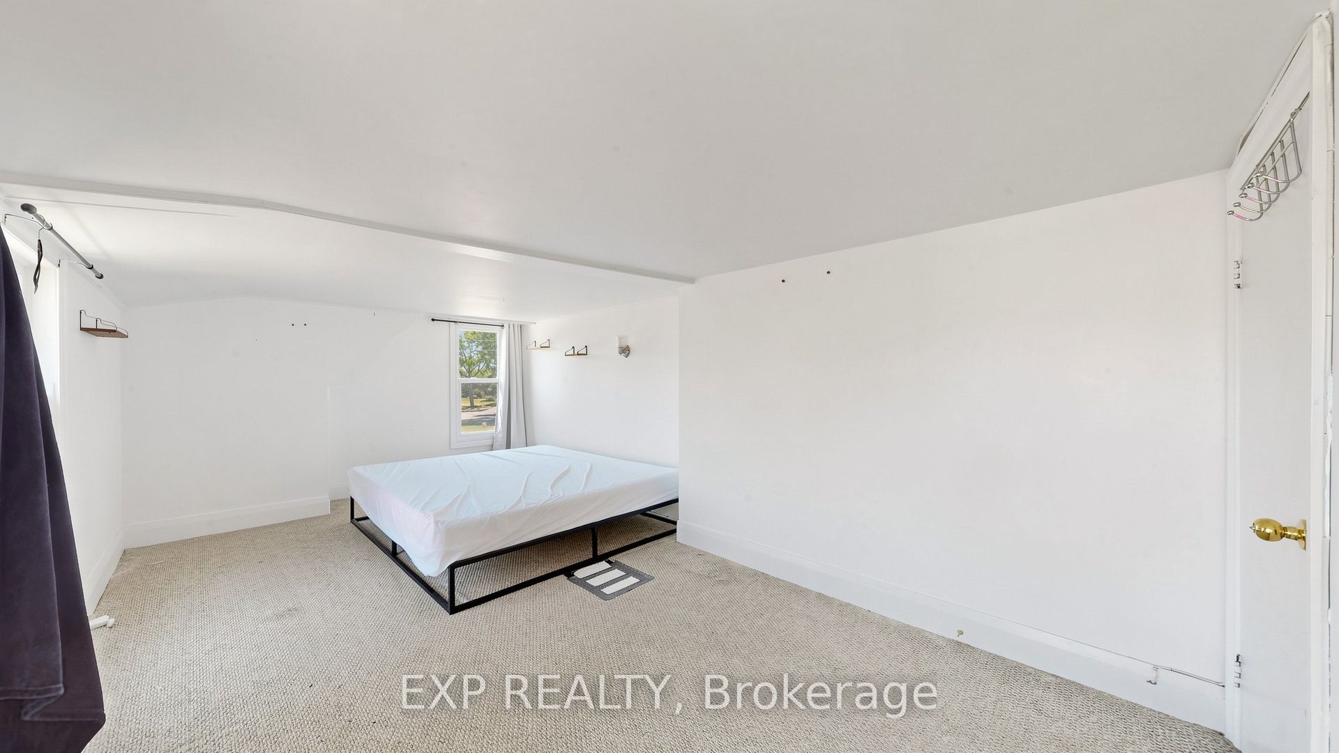 546 Park Road S Property Photo 15