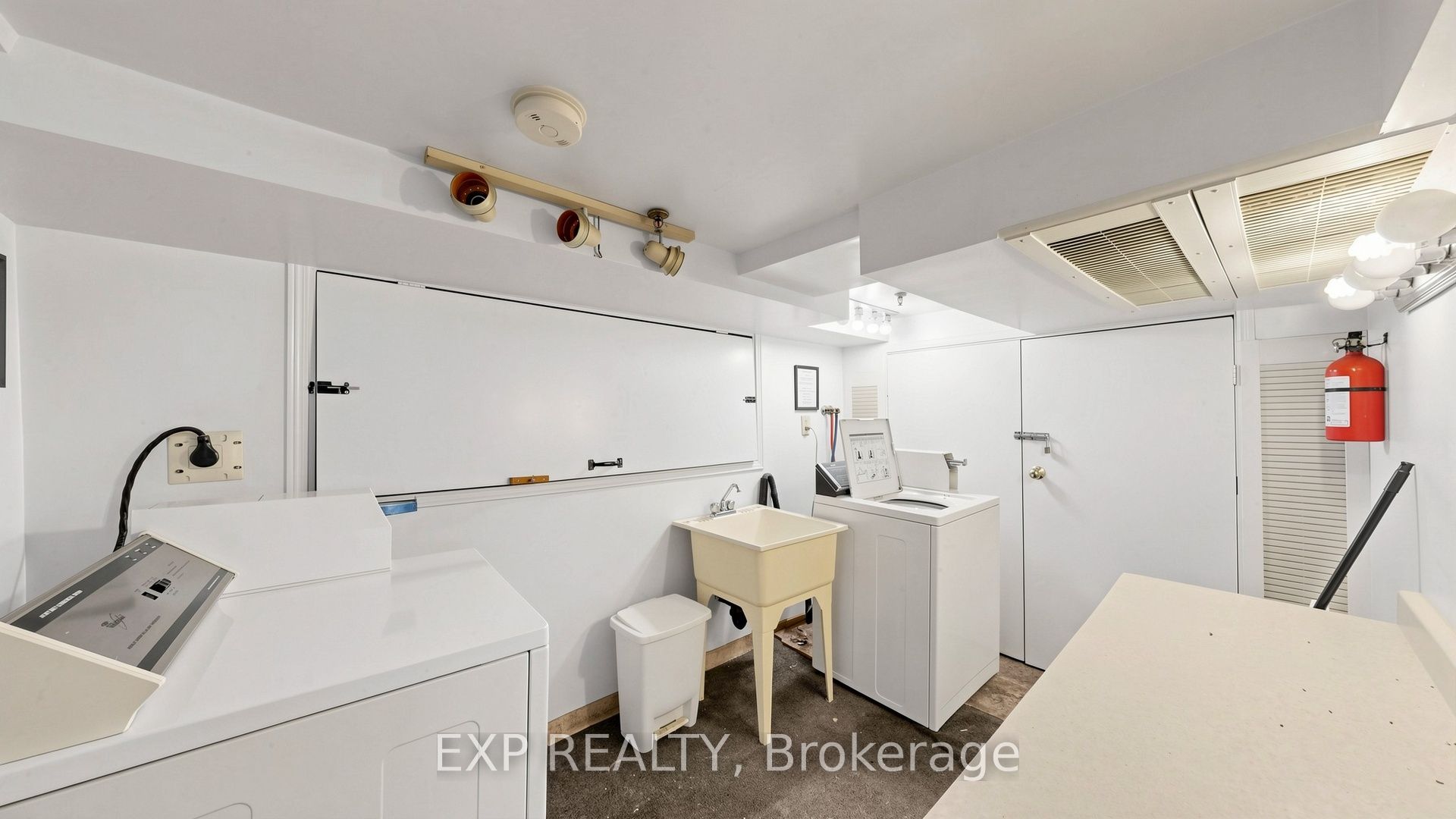 546 Park Road S Property Photo 34