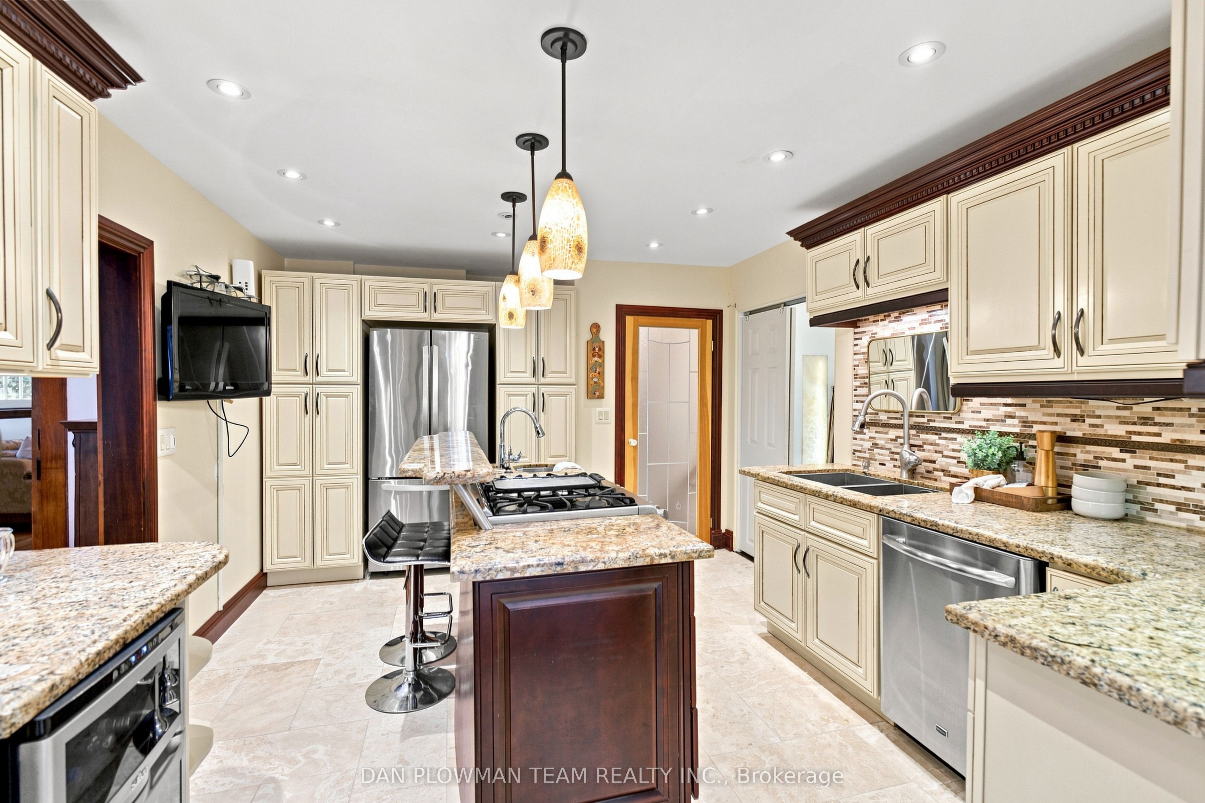 519 Kingston Road W Property Photo 14