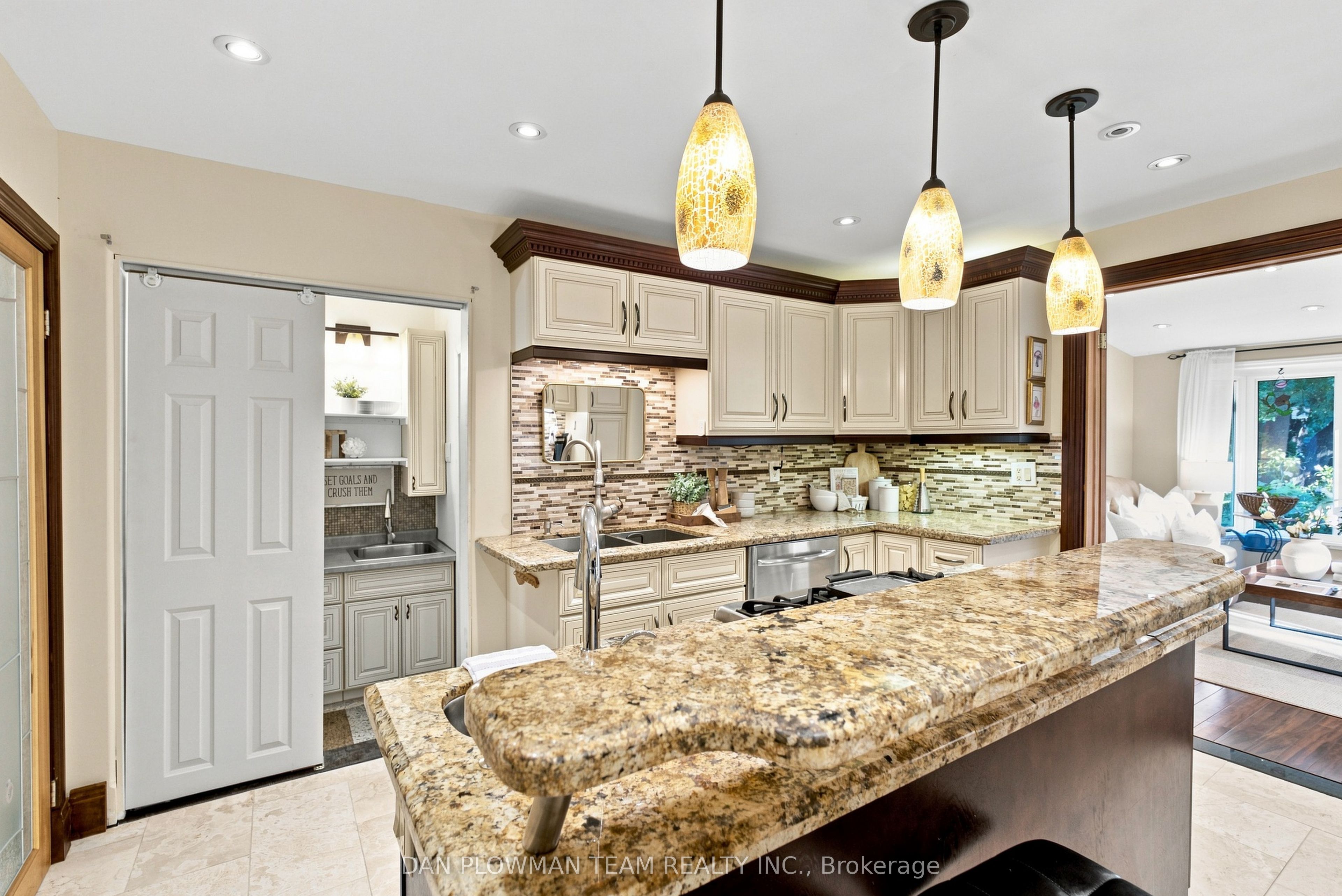 519 Kingston Road W Property Photo 15