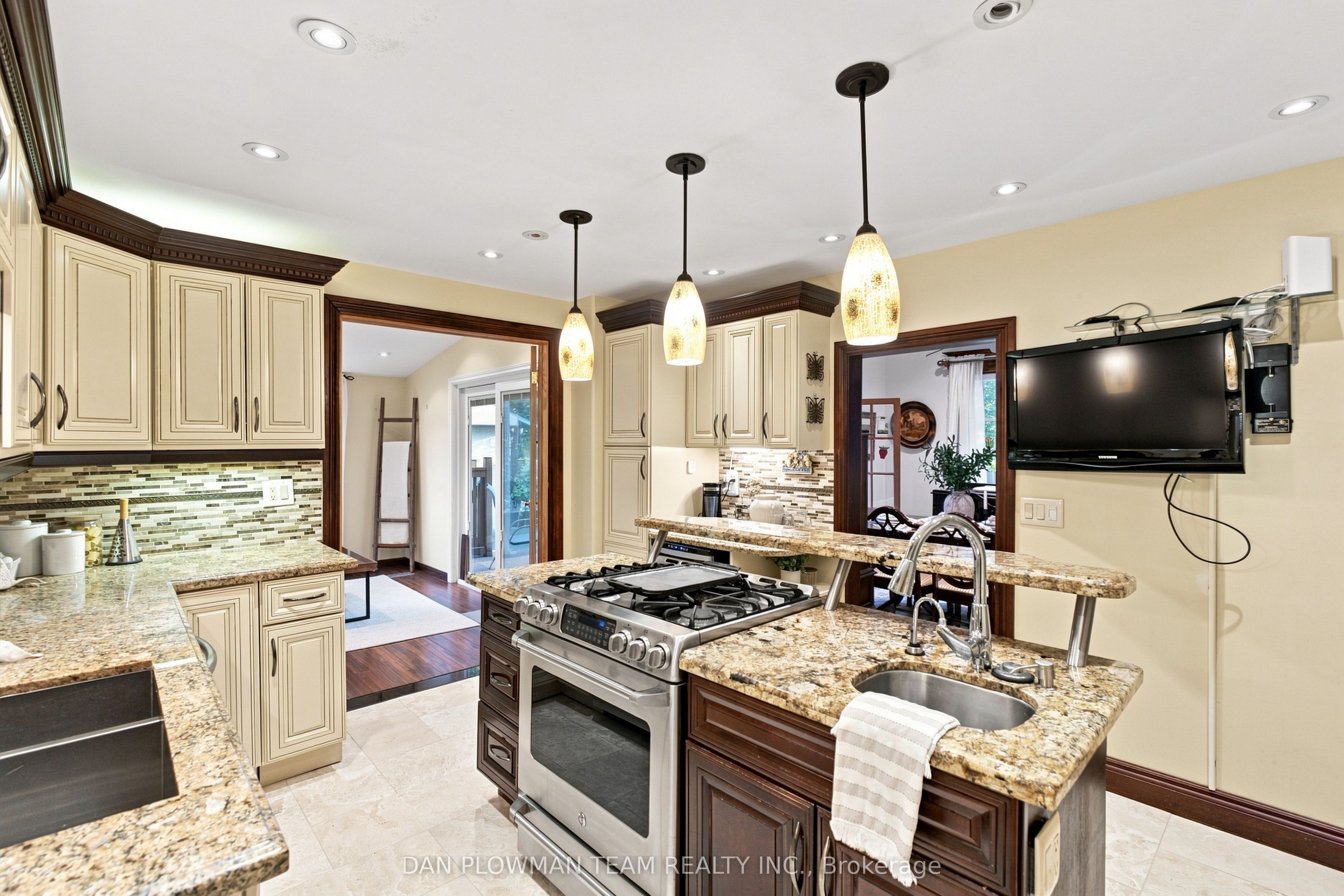 519 Kingston Road W Property Photo 16