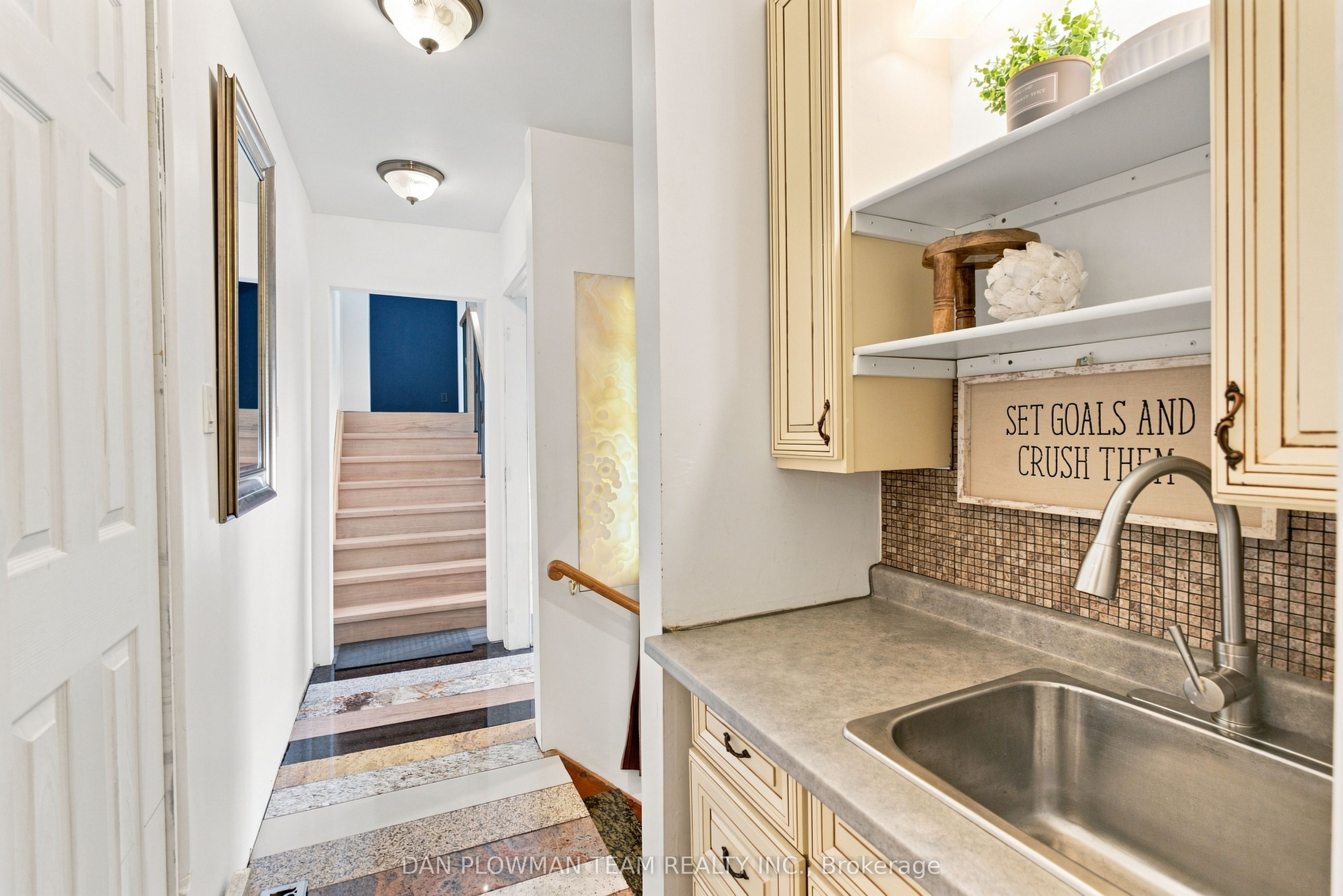 519 Kingston Road W Property Photo 17