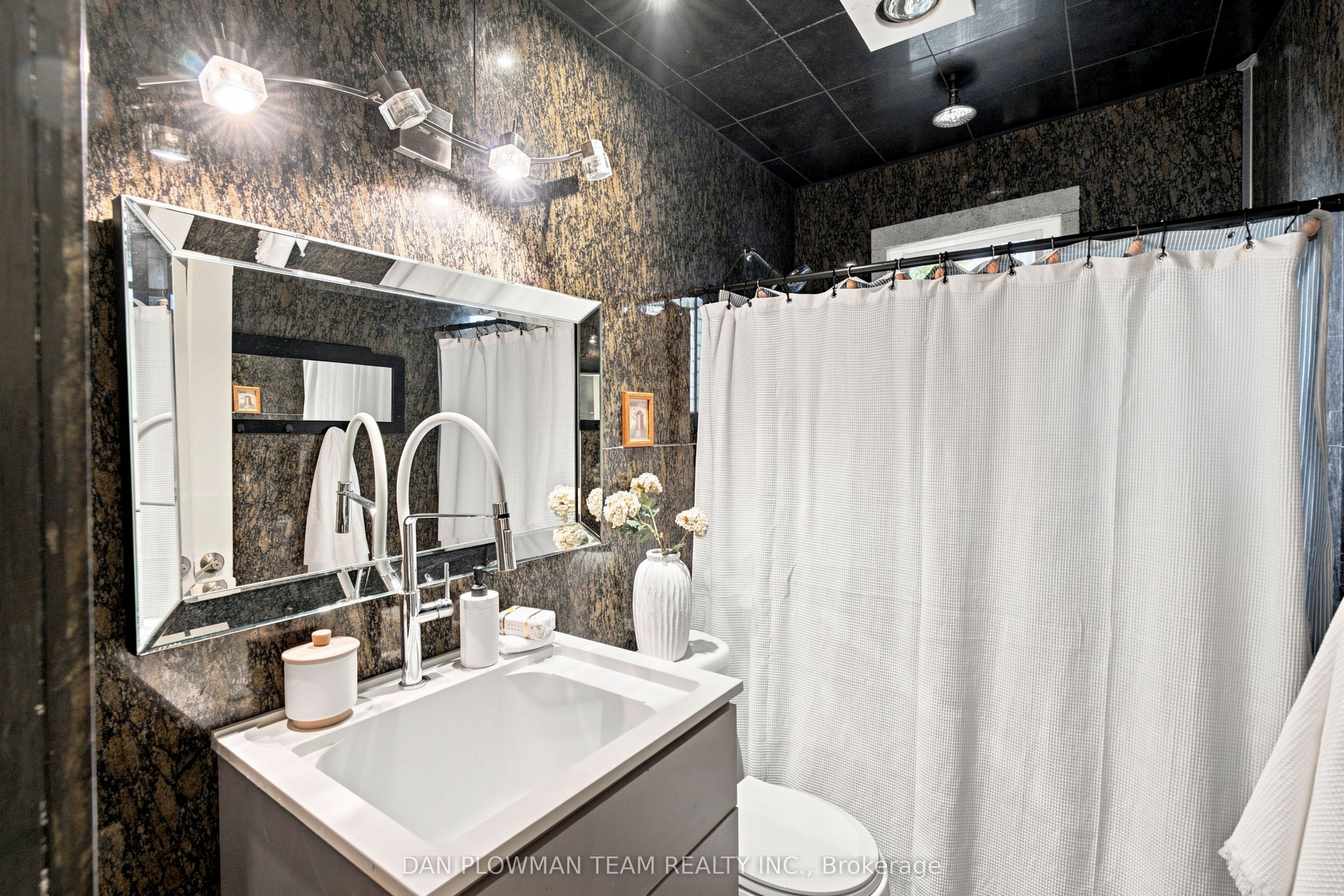 519 Kingston Road W Property Photo 18