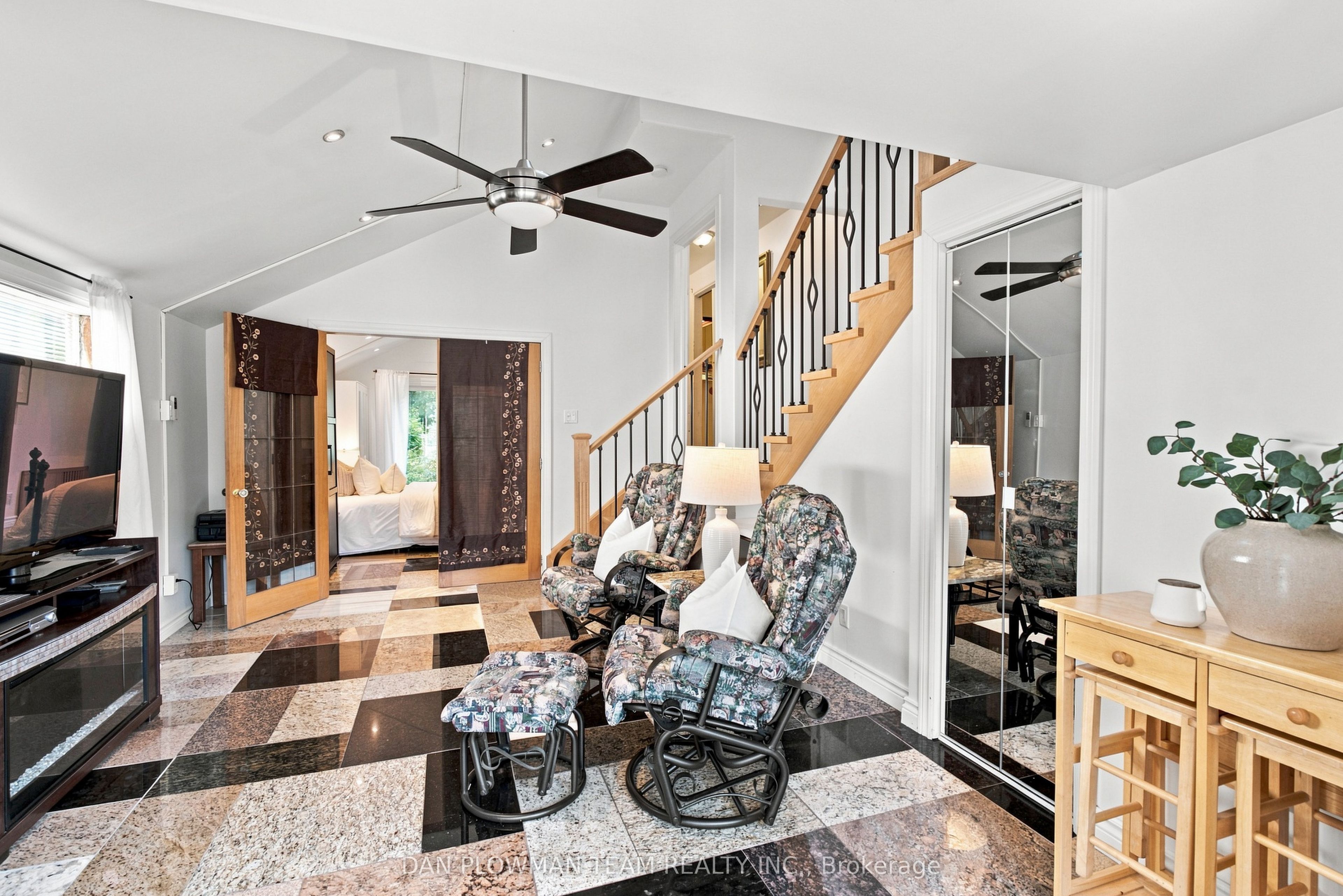 519 Kingston Road W Property Photo 22