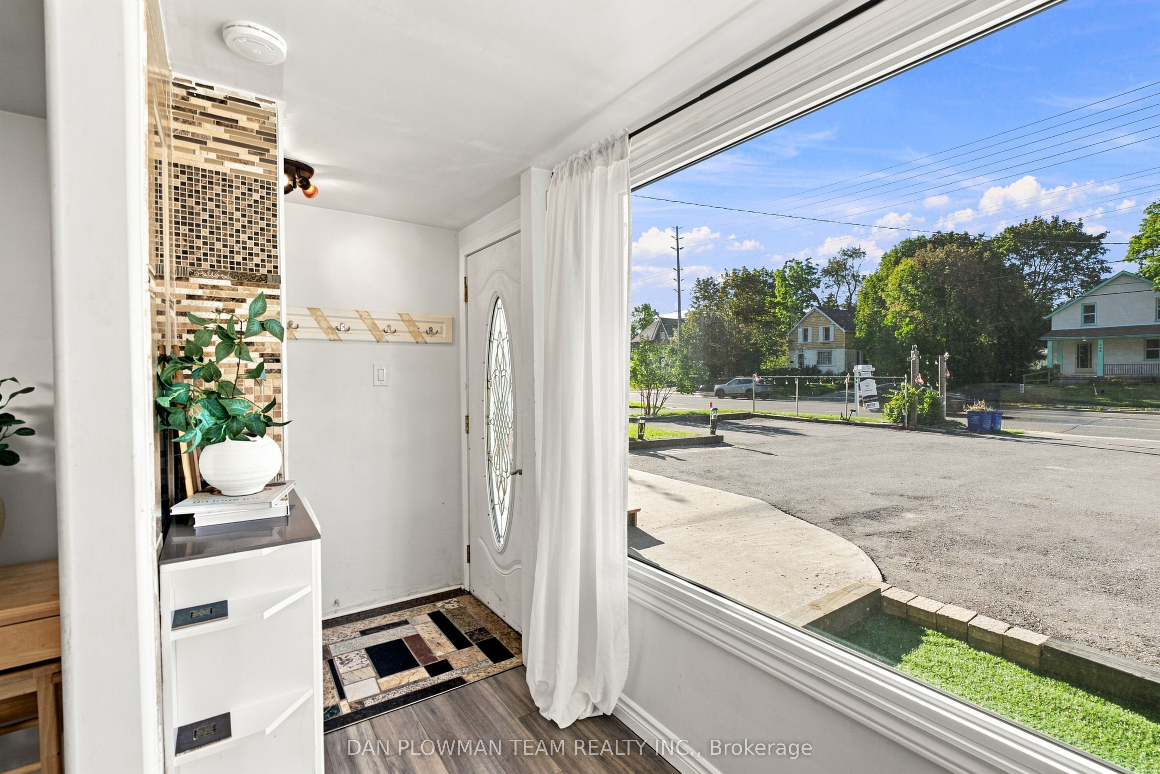 519 Kingston Road W Property Photo 23