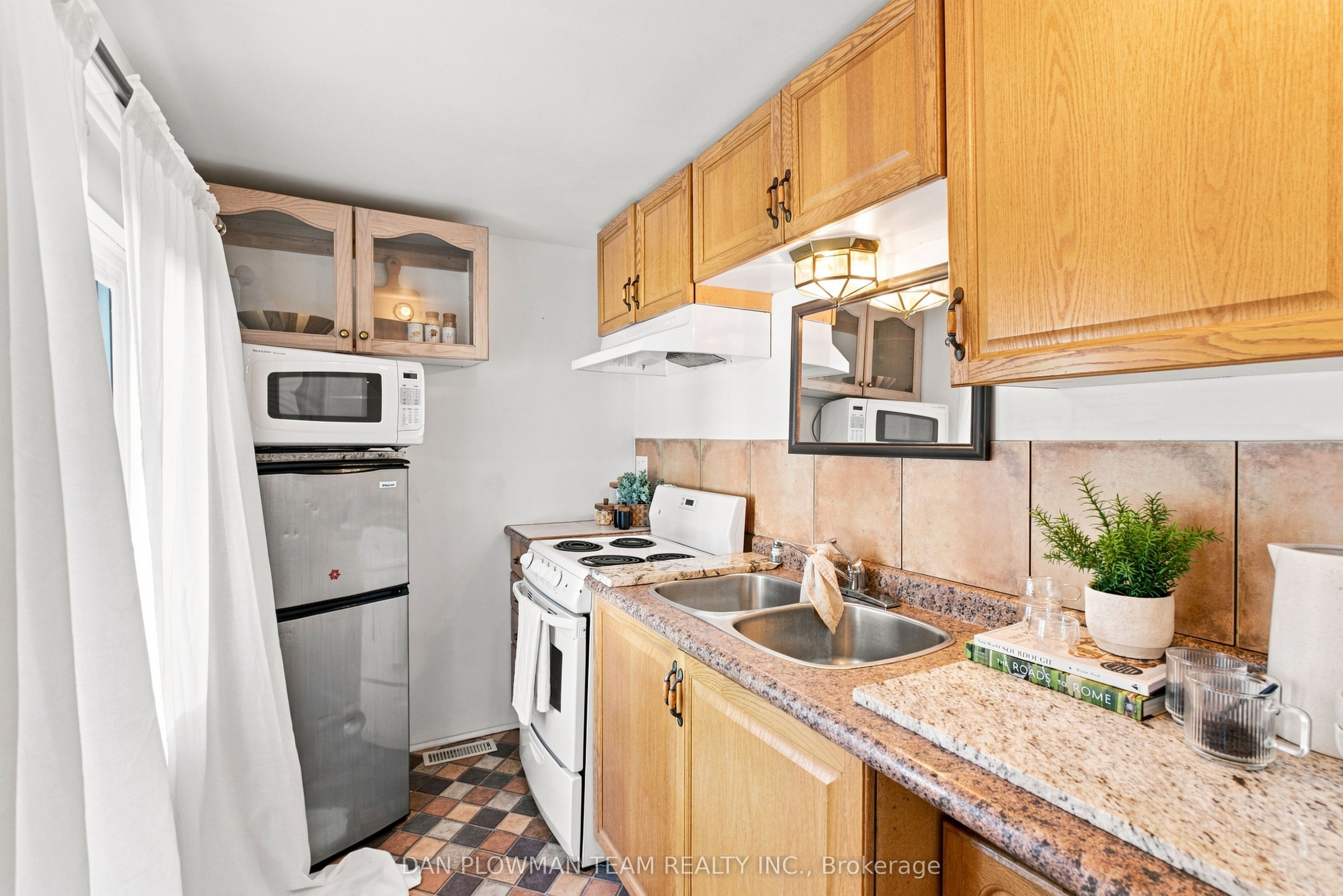 519 Kingston Road W Property Photo 25