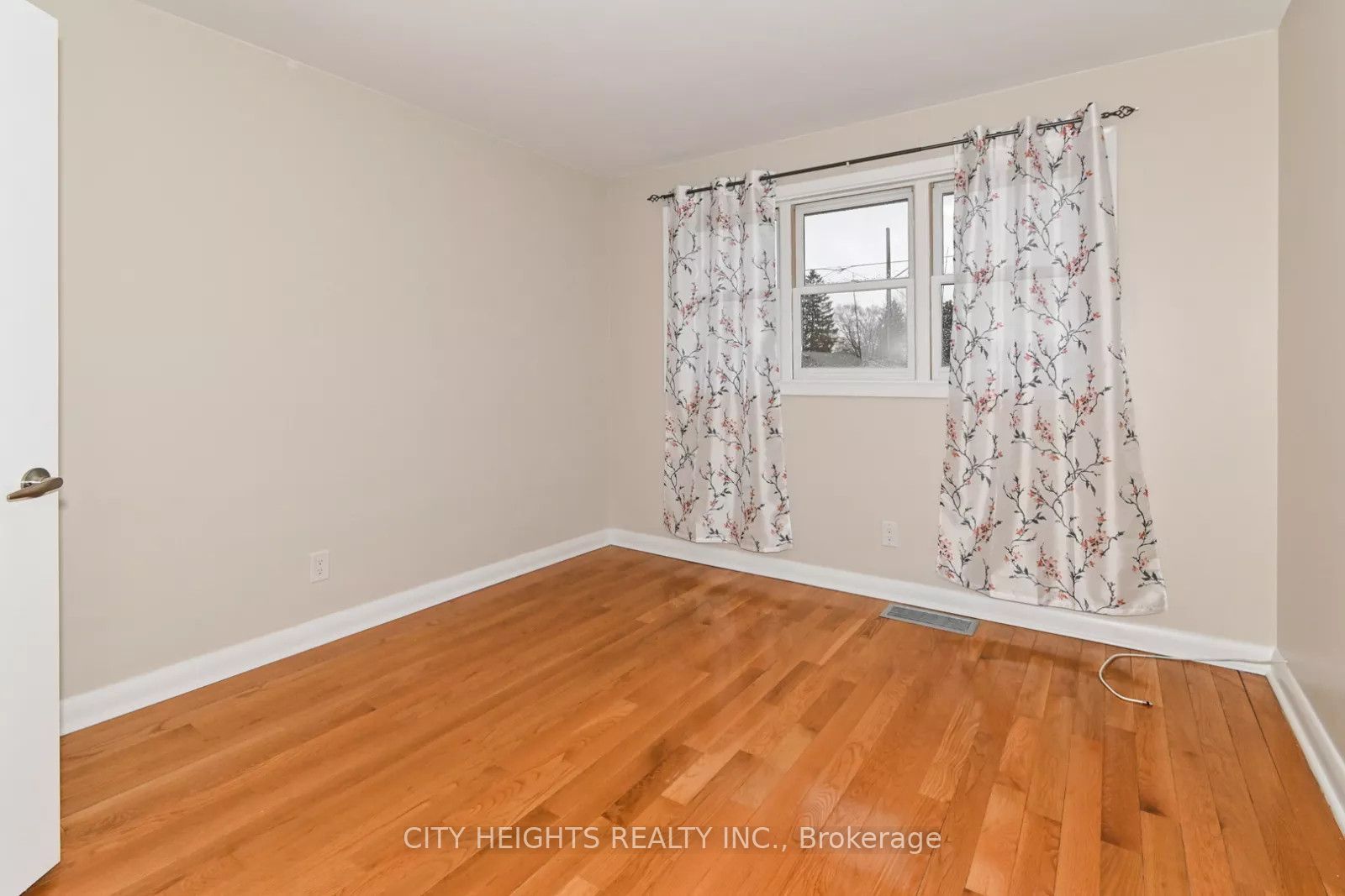 936 Somerville Street Main Property Photo 3