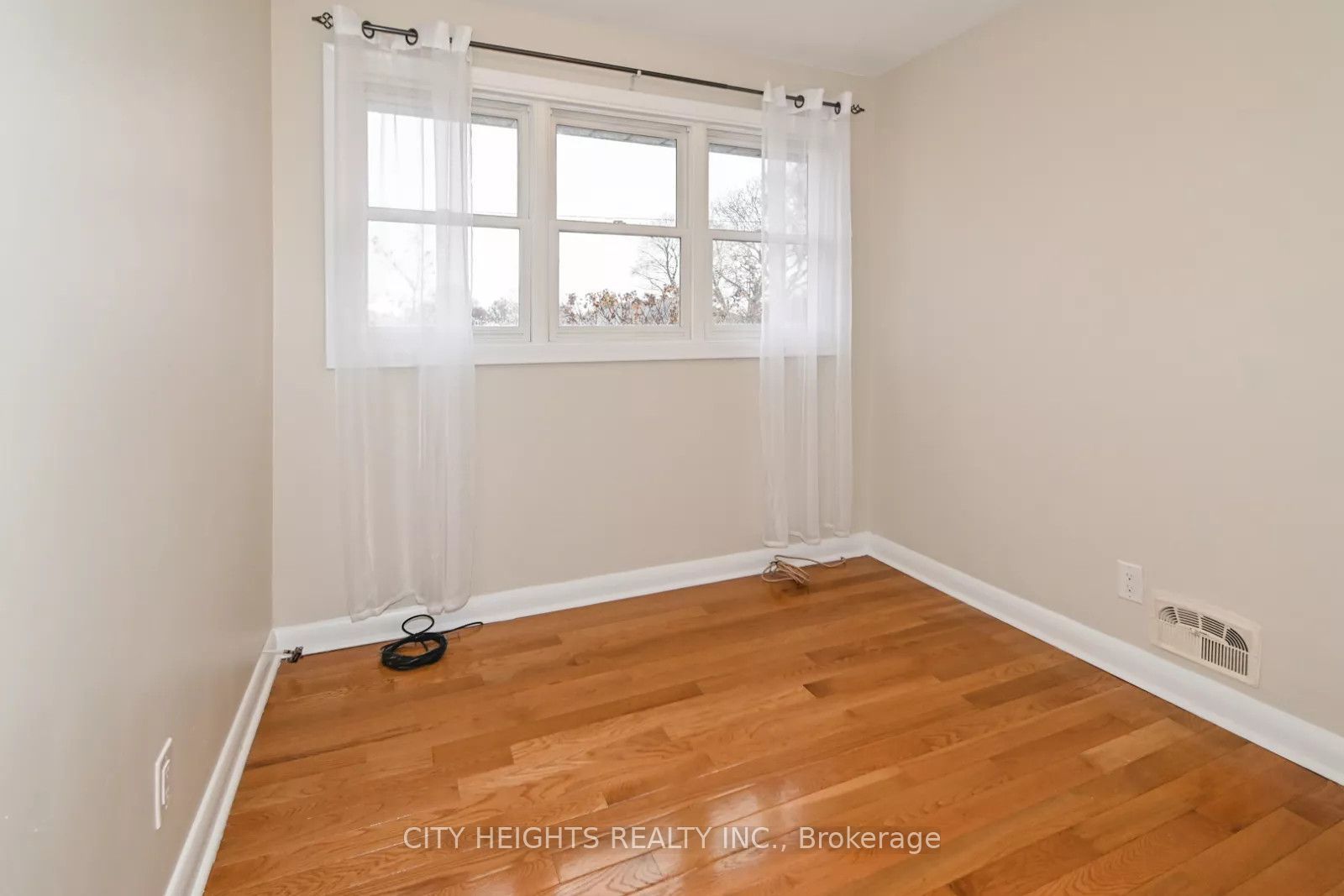 936 Somerville Street Main Property Photo 6