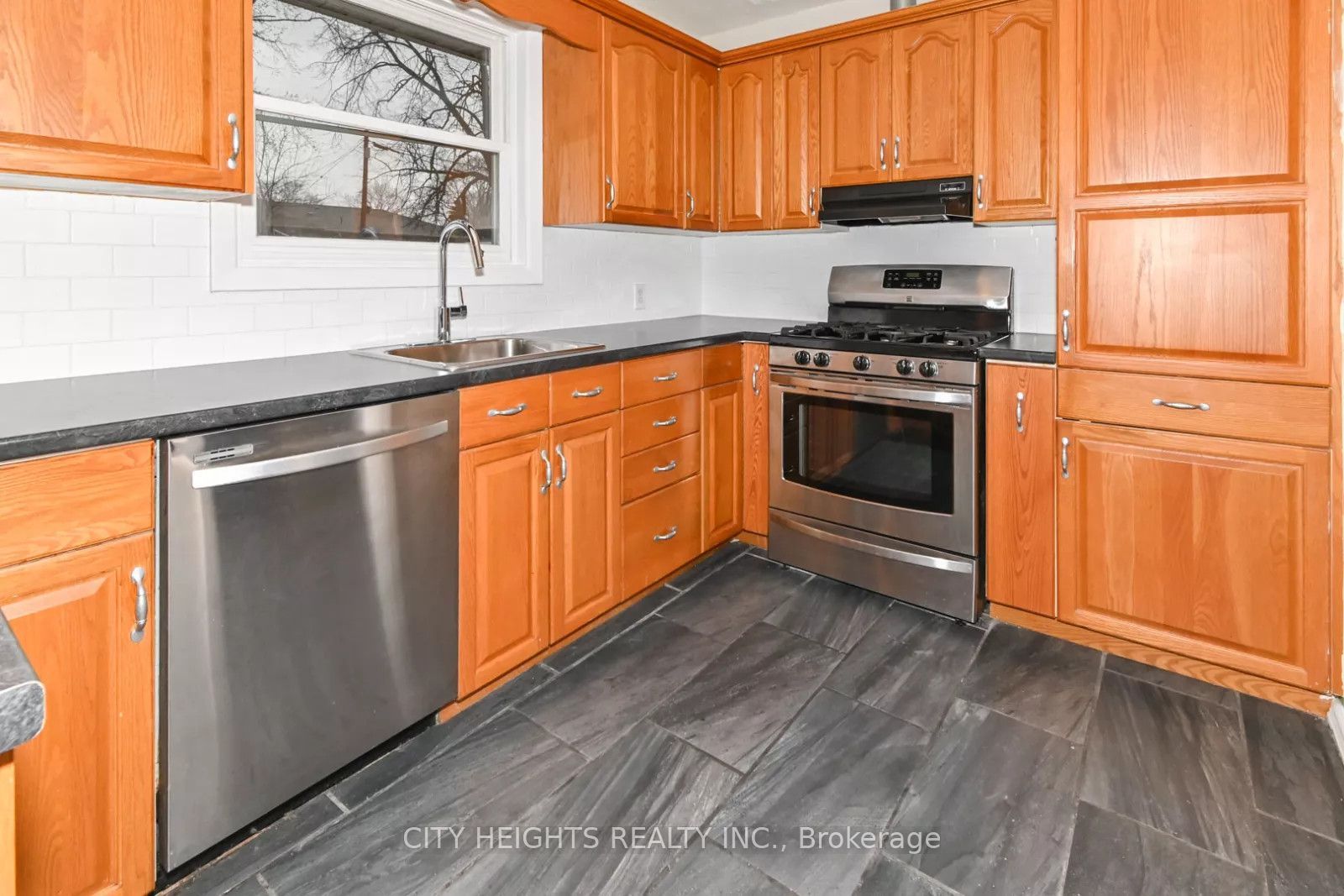 936 Somerville Street Main Property Photo 8