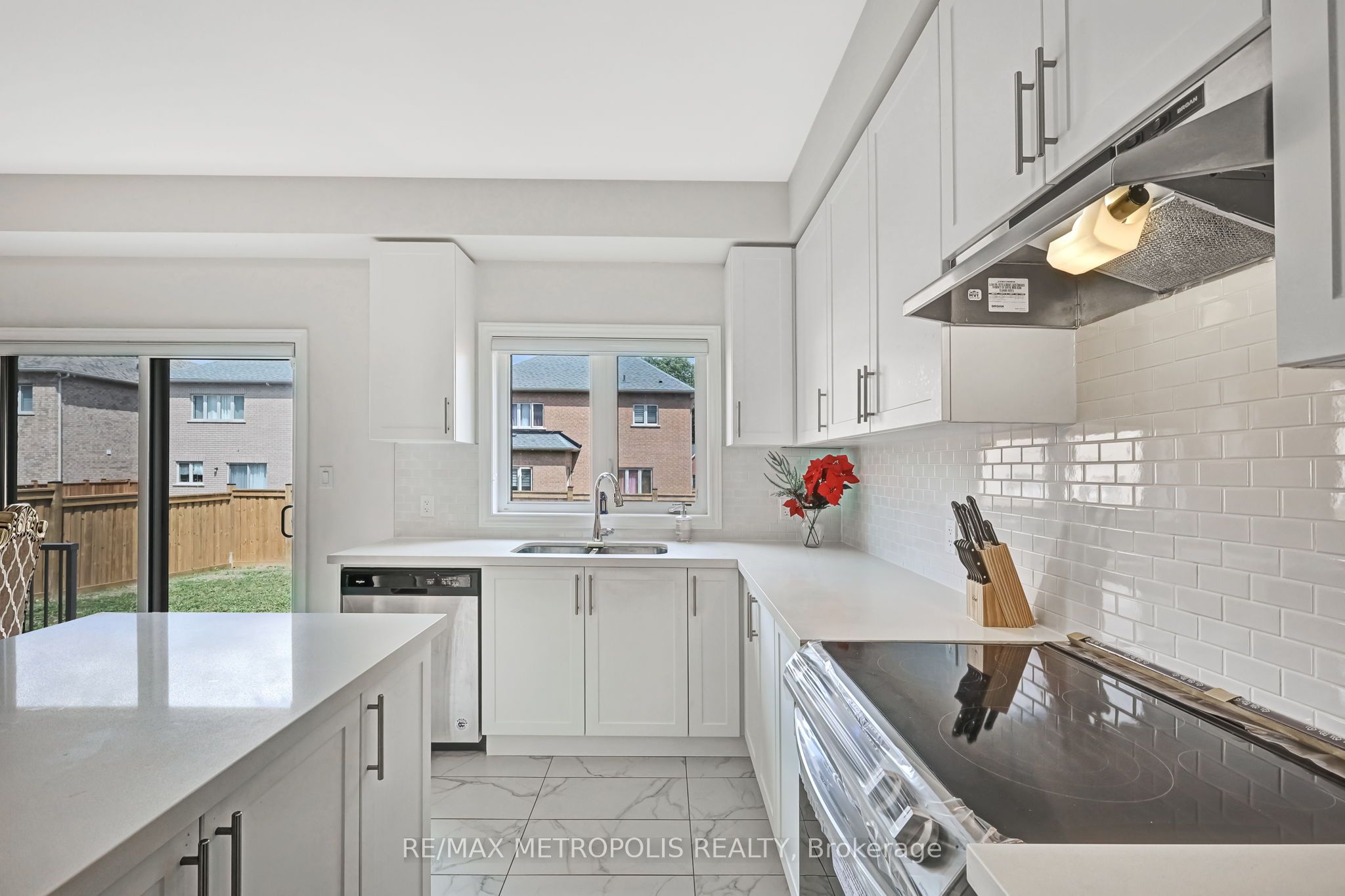 15 Douglas Kemp Crescent Main & Upper Property Photo 15