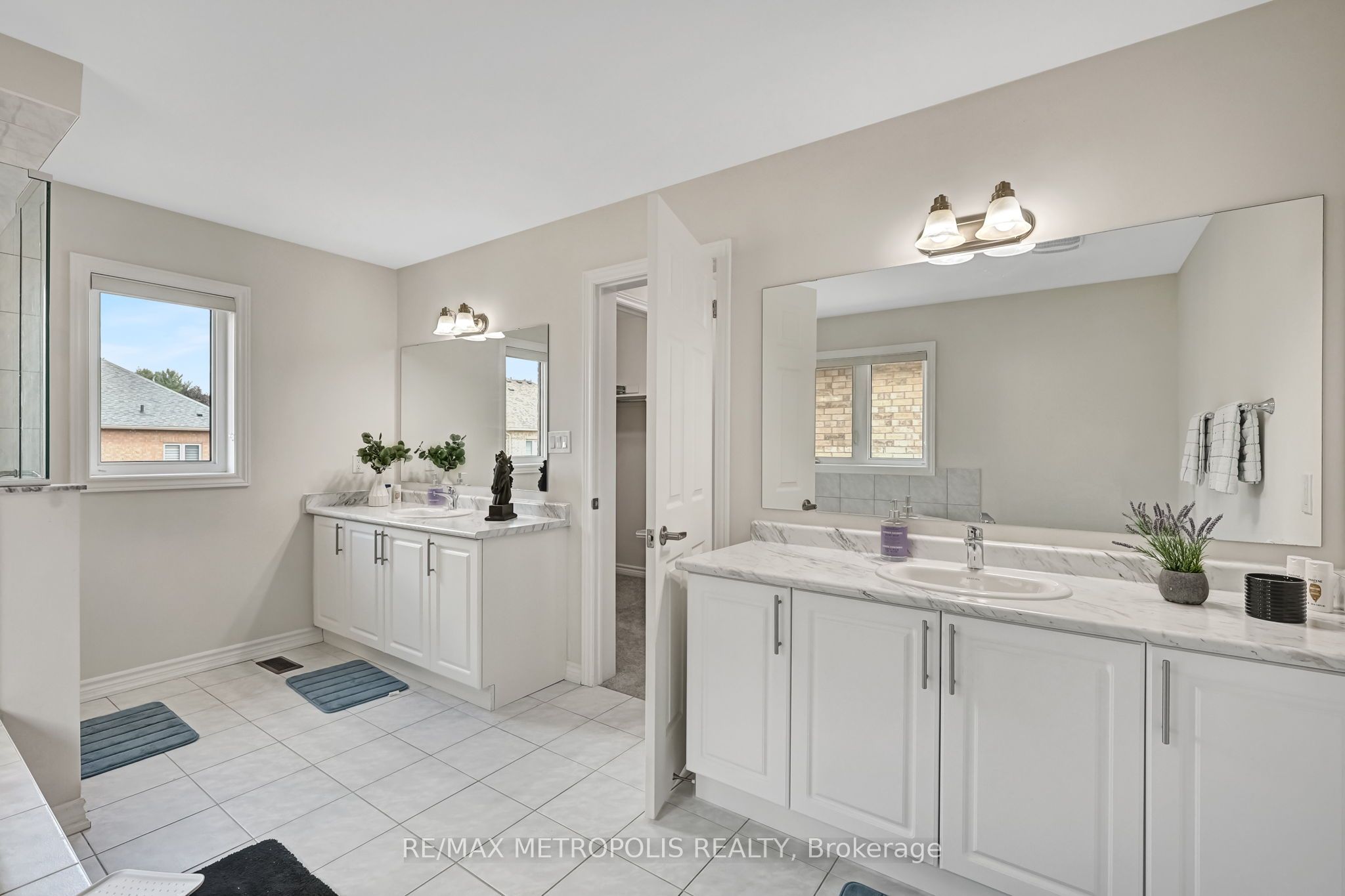 15 Douglas Kemp Crescent Main & Upper Property Photo 32