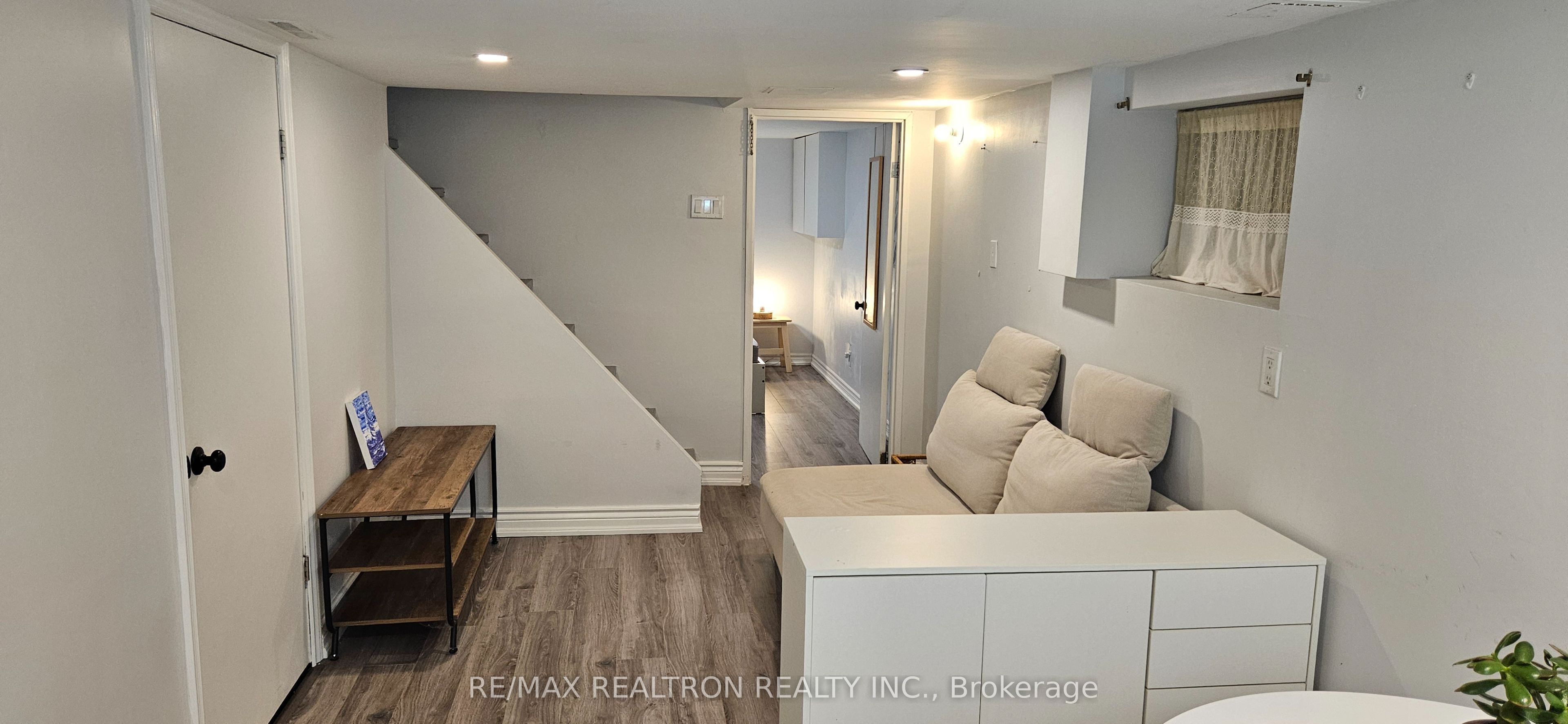 372 Rhodes Avenue Property Photo 10