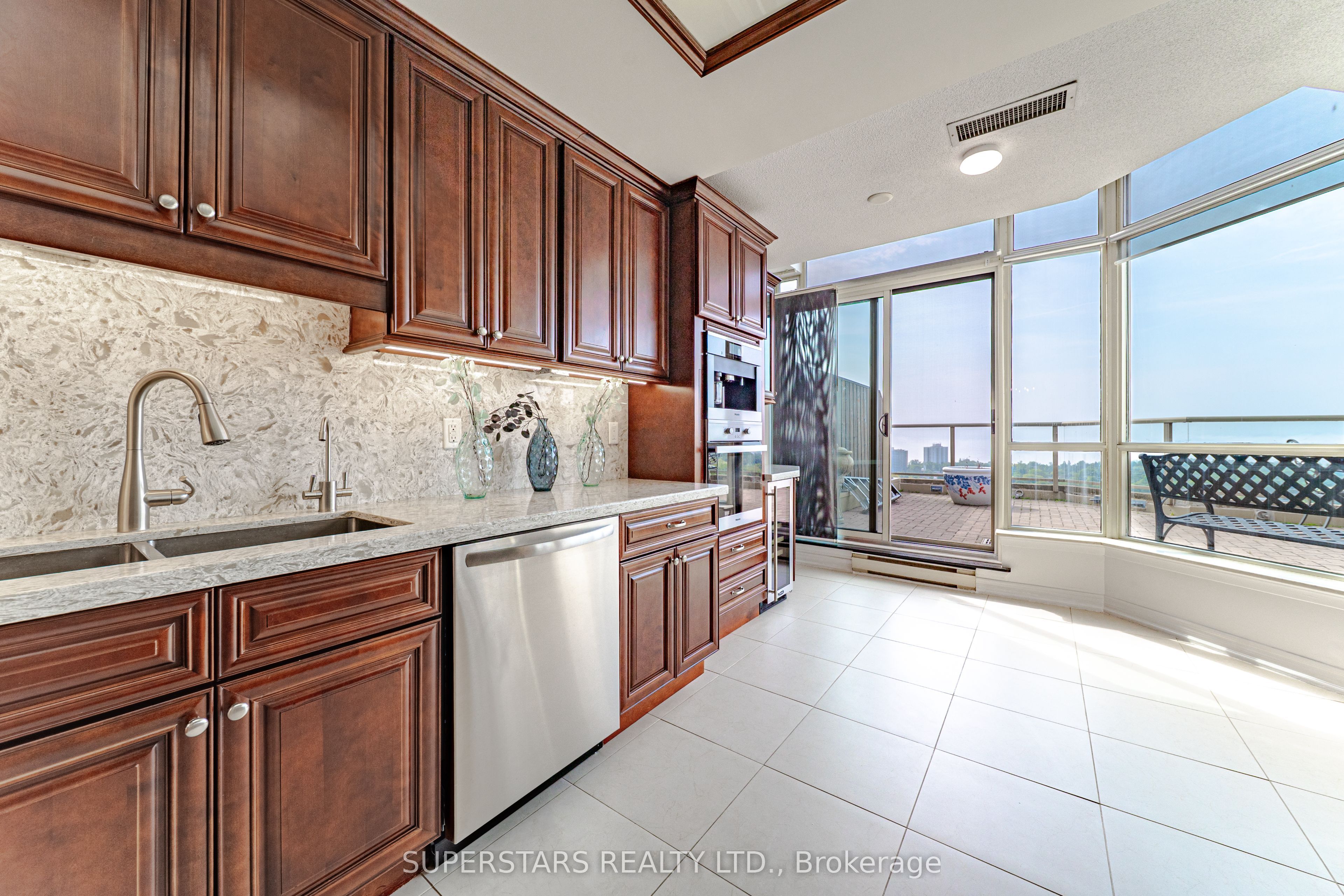 20 Guildwood Parkway Ph14 Property Photo 10