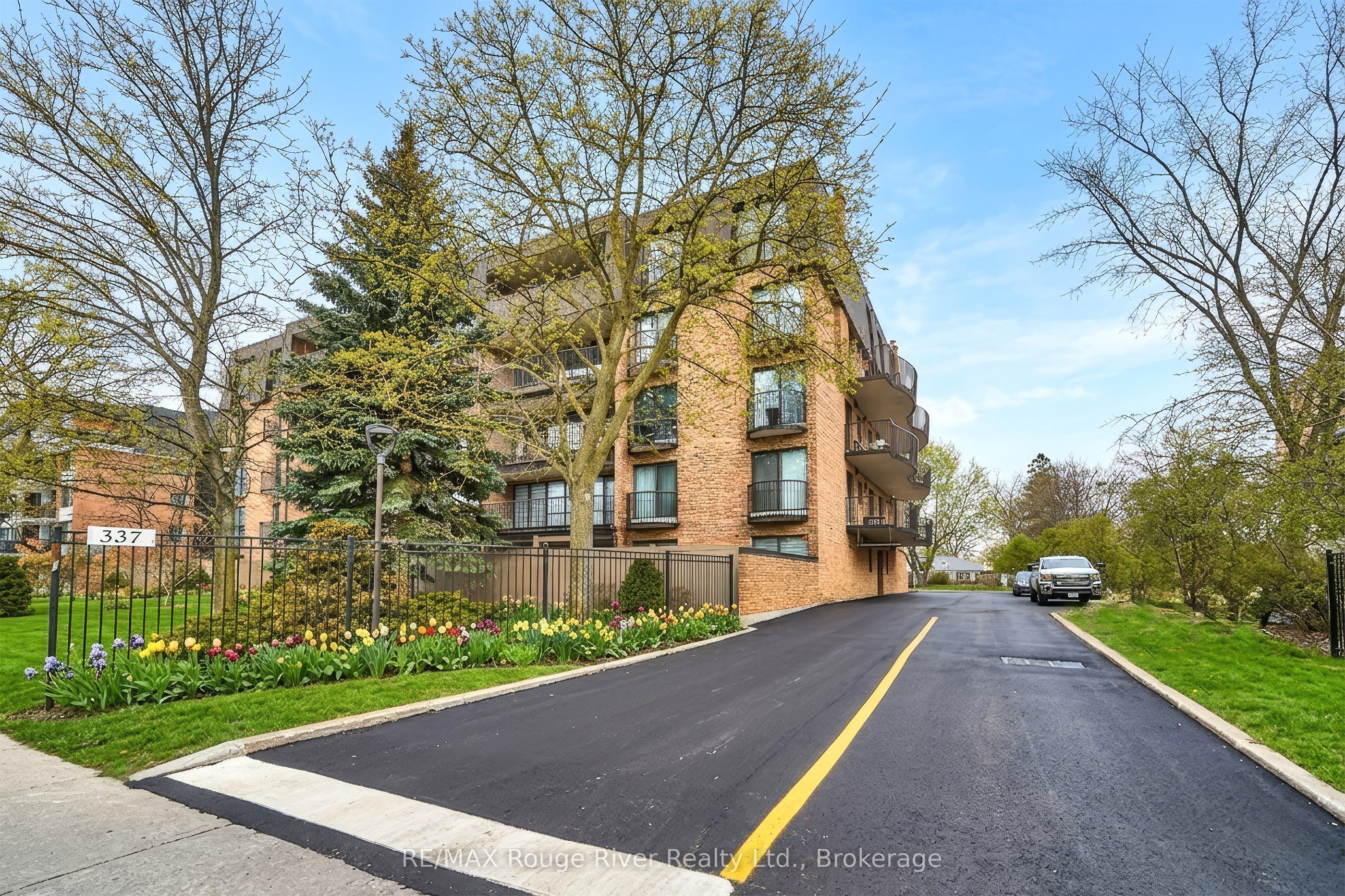 337 Simcoe Street 401 Property Photo 37