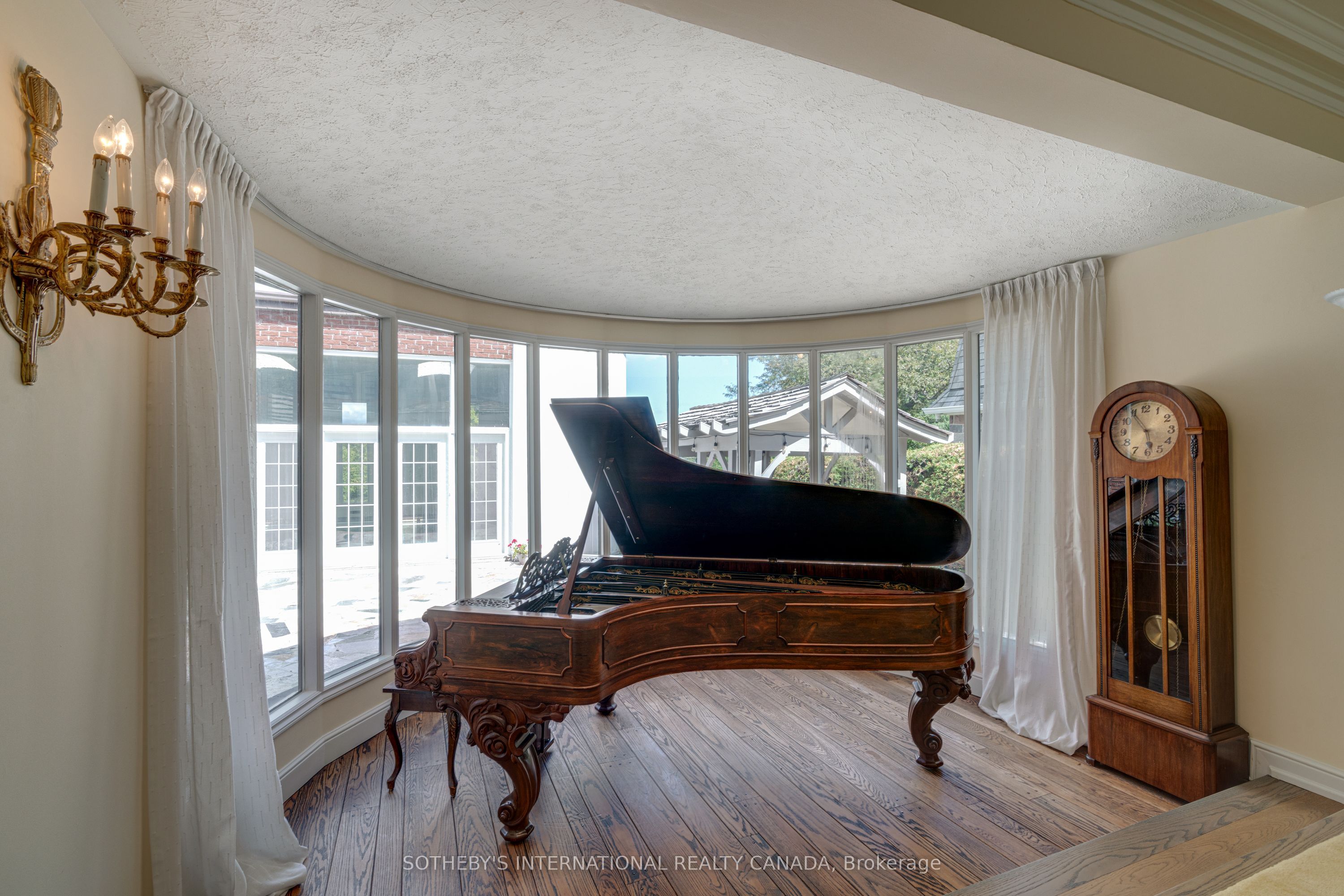 787 Simcoe Street N Property Photo 12