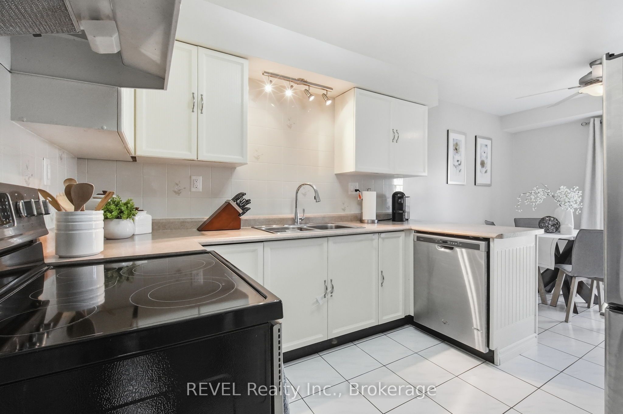 1298 Pinehurst Avenue Property Photo 9