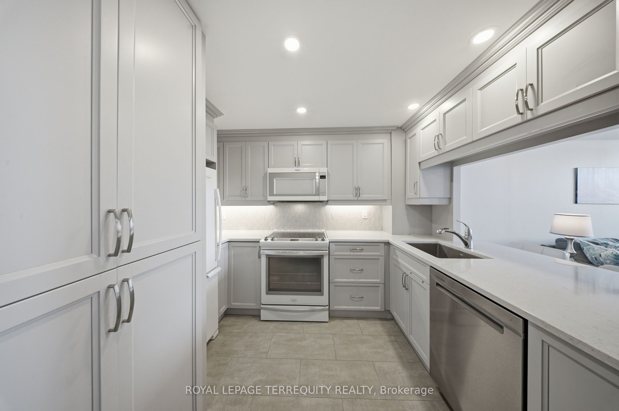 711 Rossland Road E 606 Property Photo 4