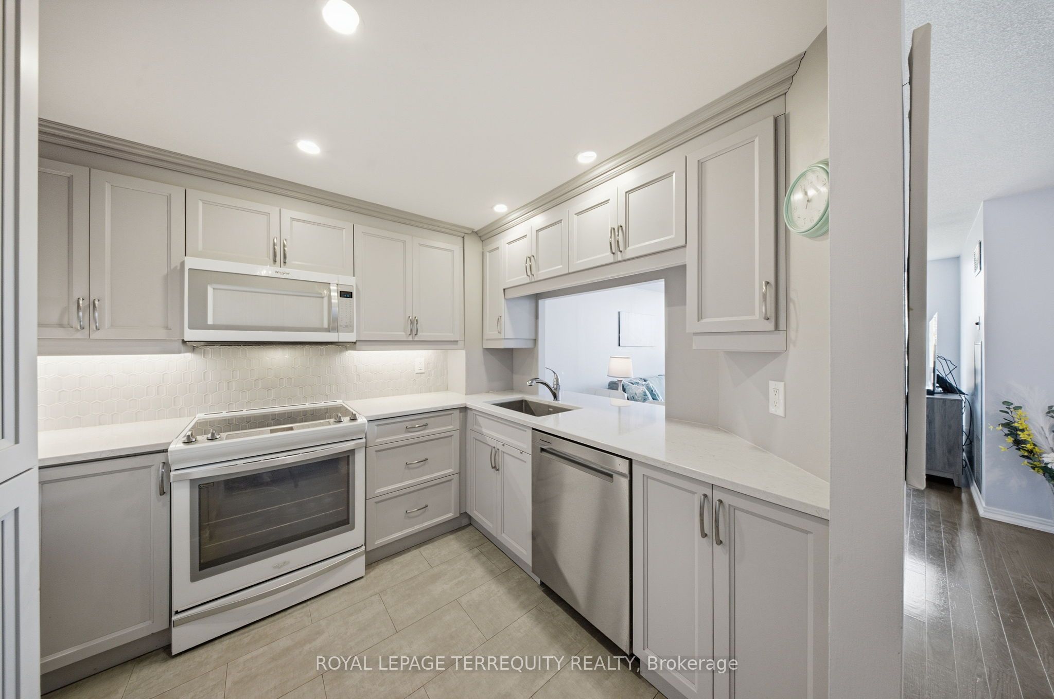 711 Rossland Road E 606 Property Photo 5