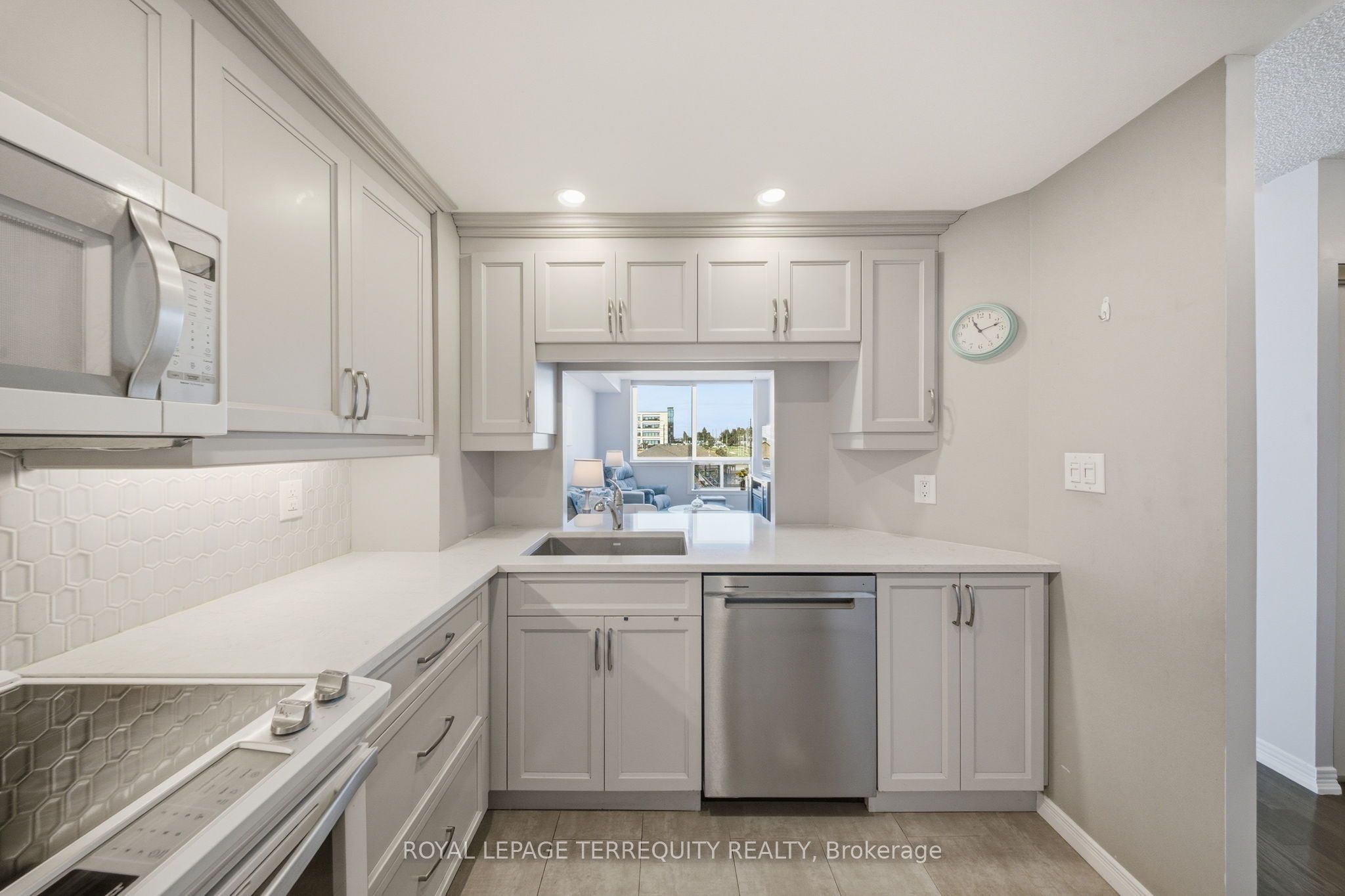 711 Rossland Road E 606 Property Photo 6