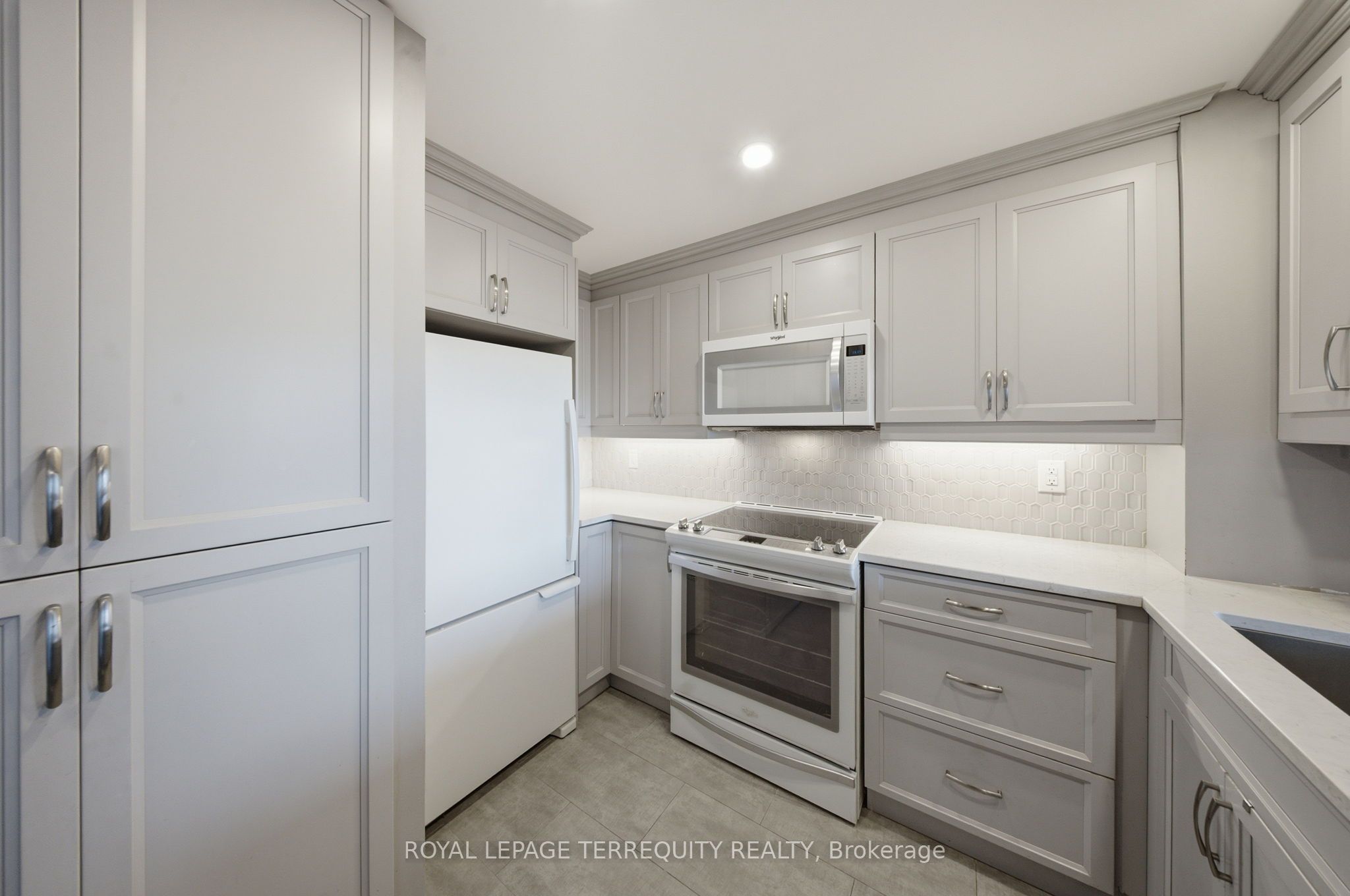 711 Rossland Road E 606 Property Photo 7