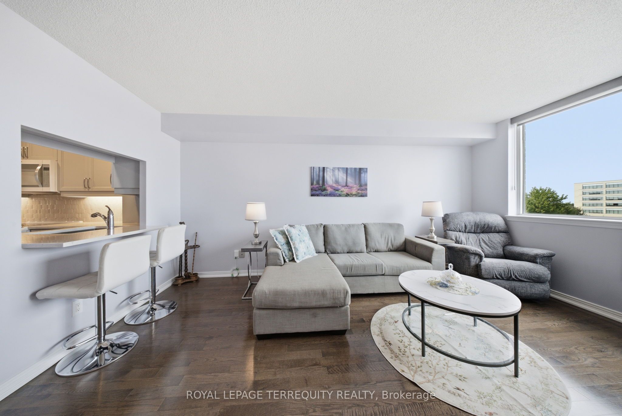711 Rossland Road E 606 Property Photo 9