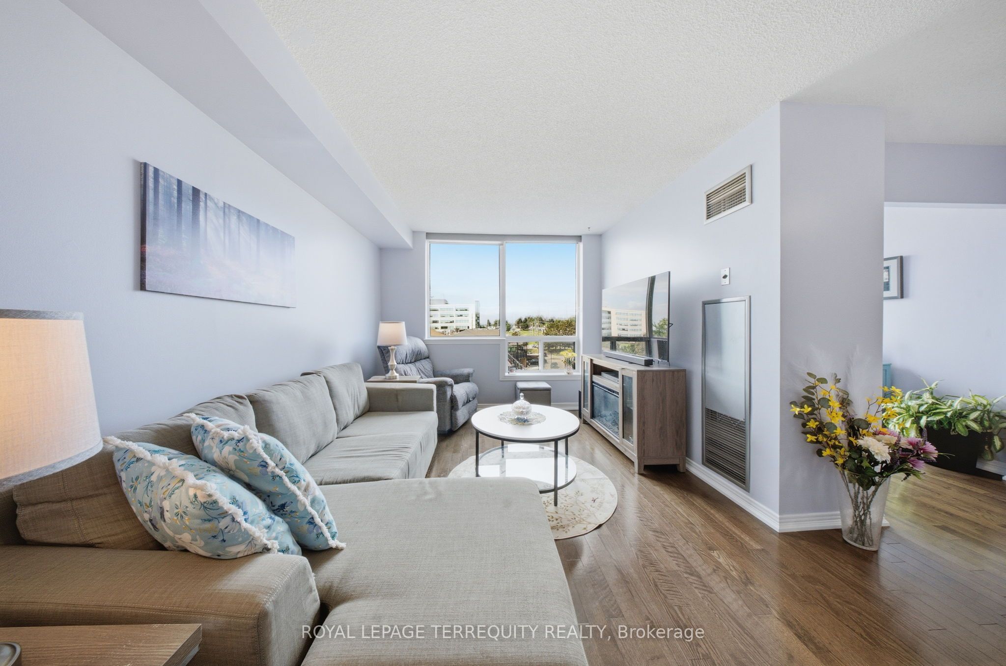 711 Rossland Road E 606 Property Photo 11