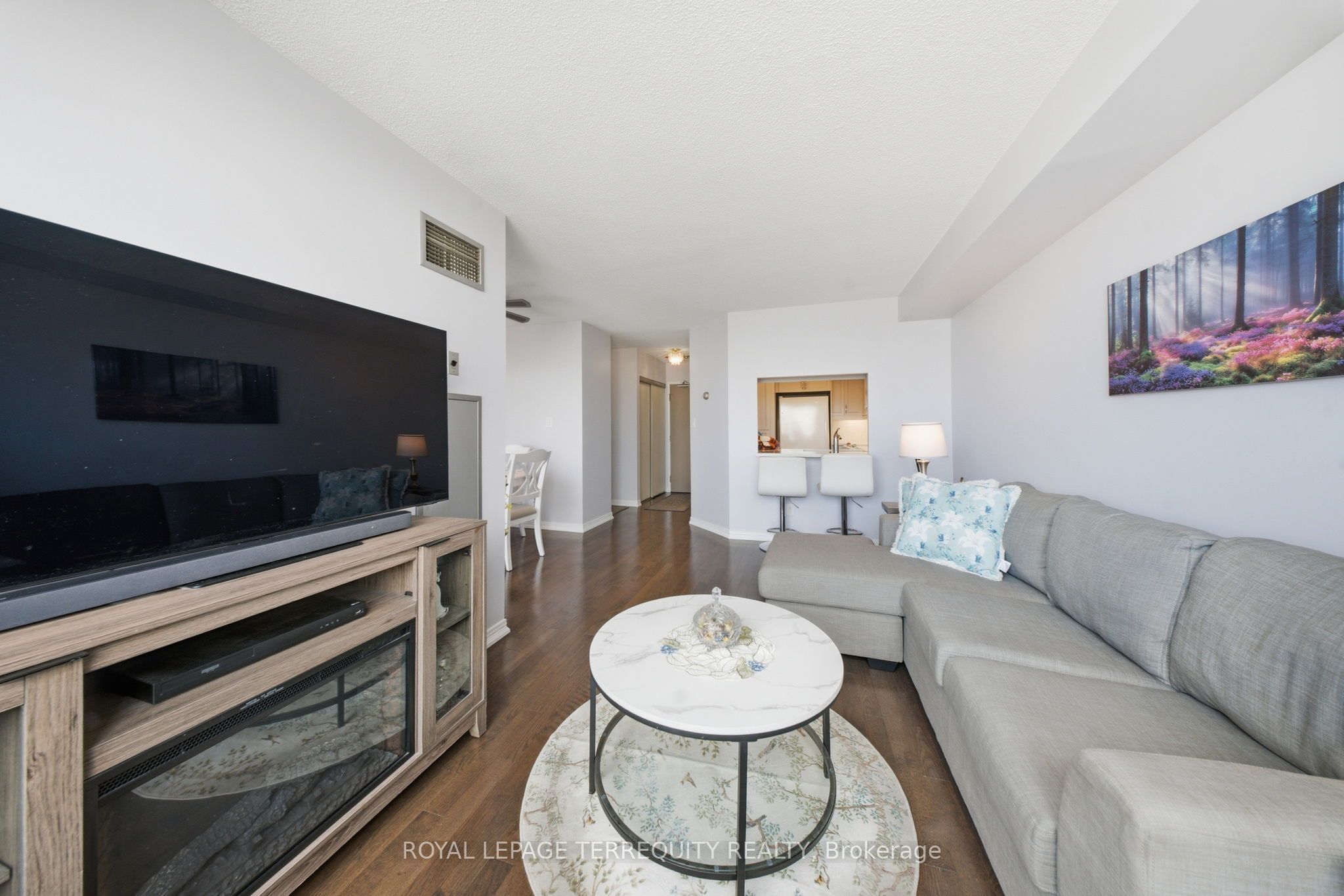 711 Rossland Road E 606 Property Photo 12