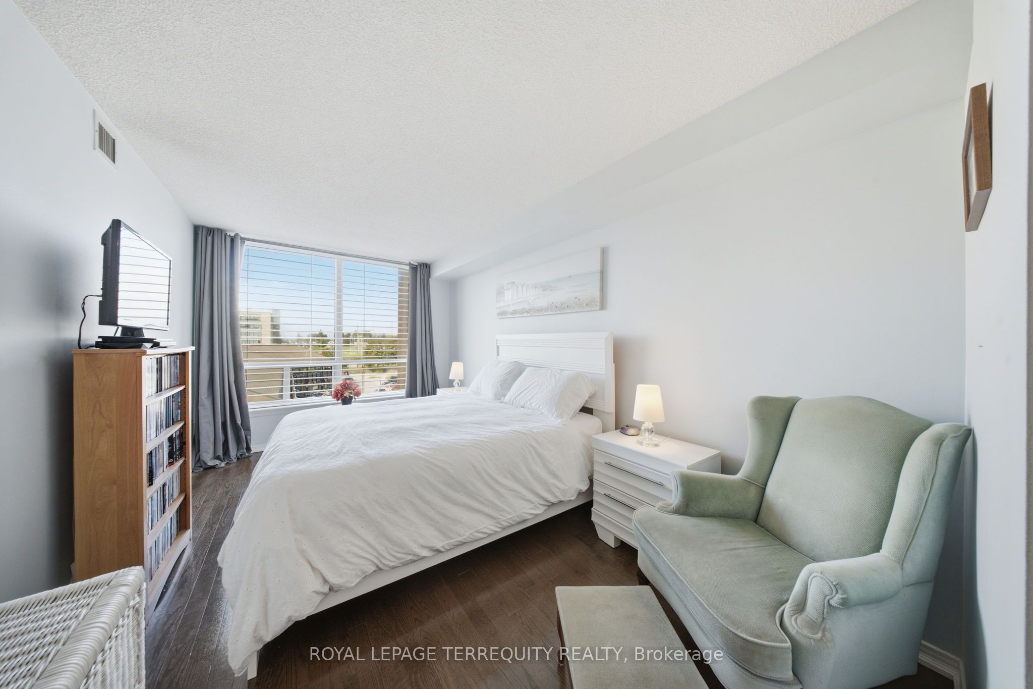 711 Rossland Road E 606 Property Photo 19