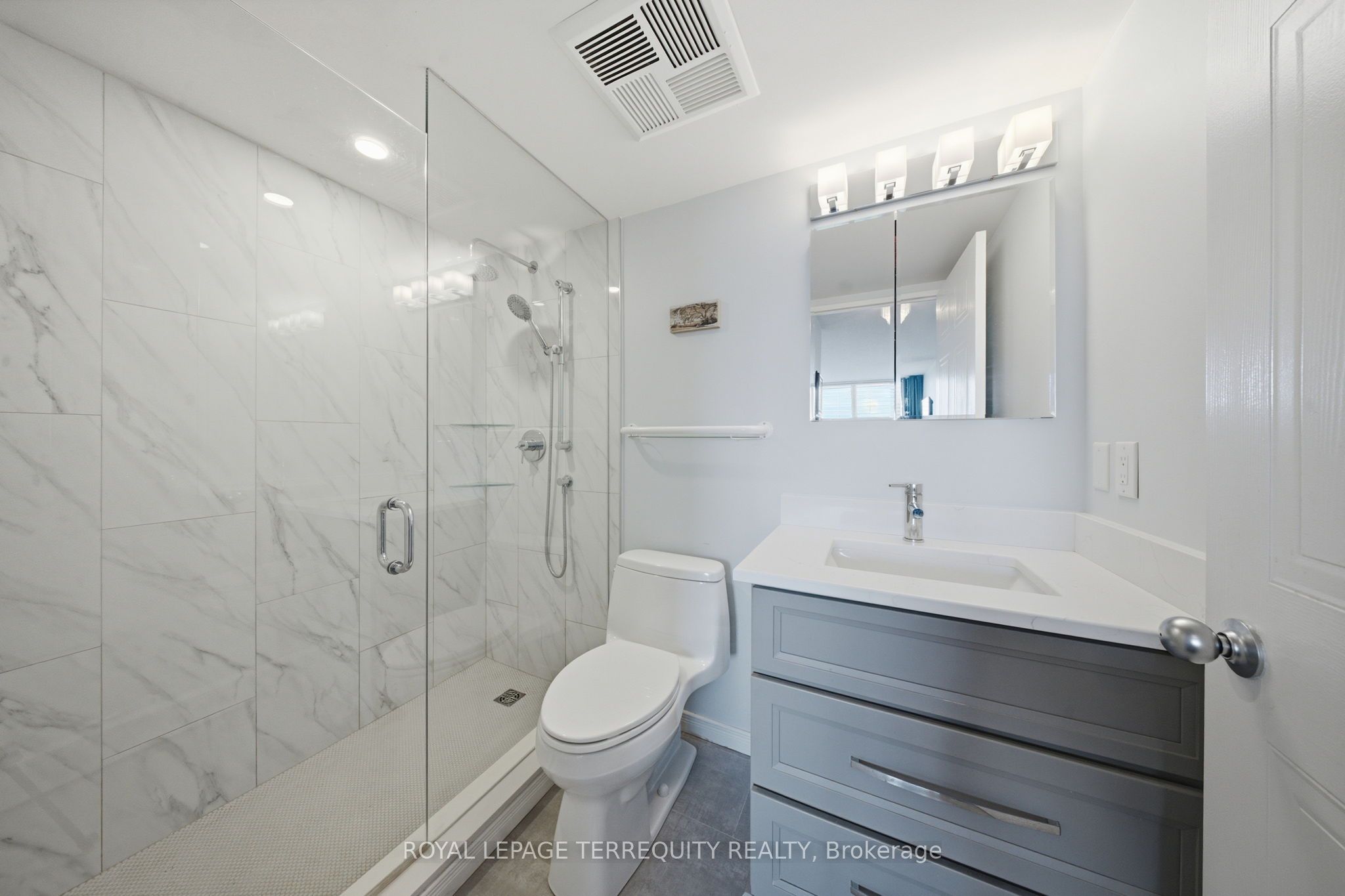 711 Rossland Road E 606 Property Photo 21