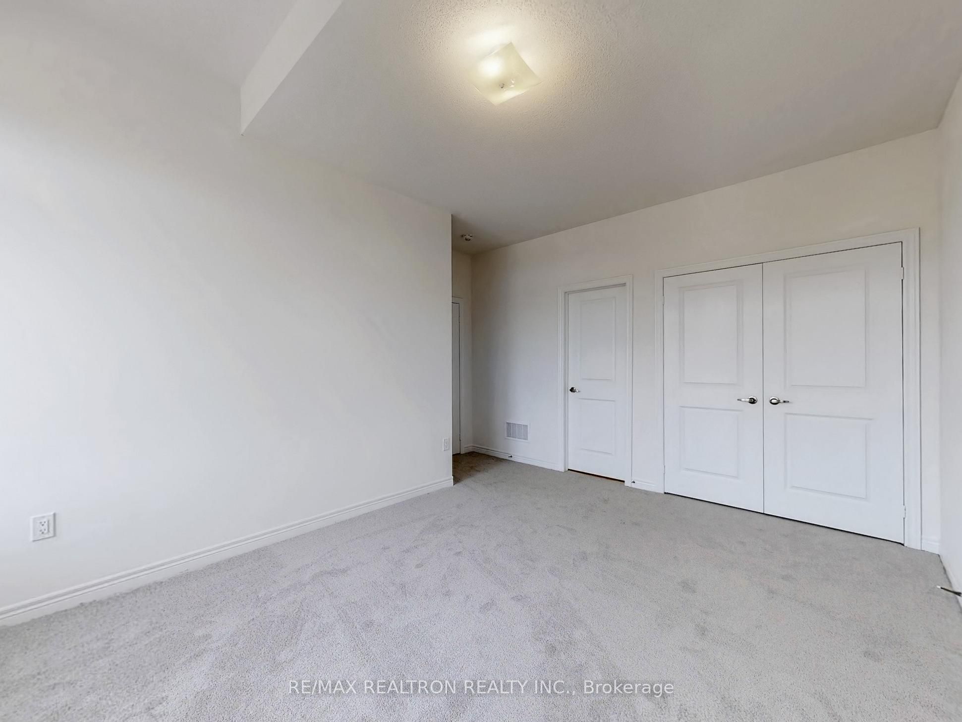 1260 Talisman Manor Property Photo 33