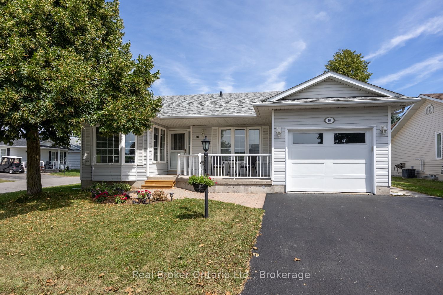 10 Niagara Trail Property Photo 2