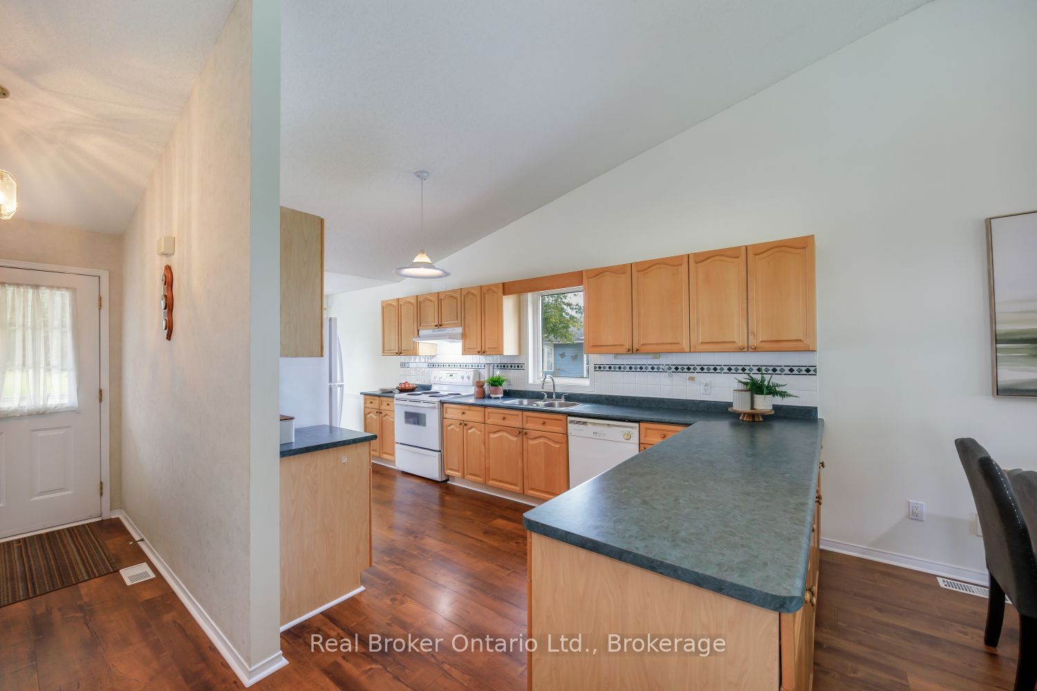 10 Niagara Trail Property Photo 8