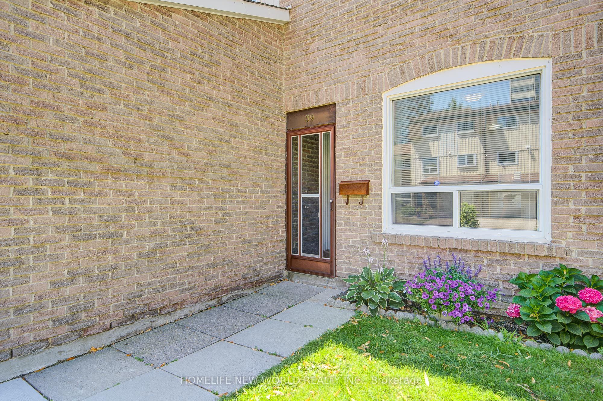44 Chester Le Boulevard 39 Property Photo 3