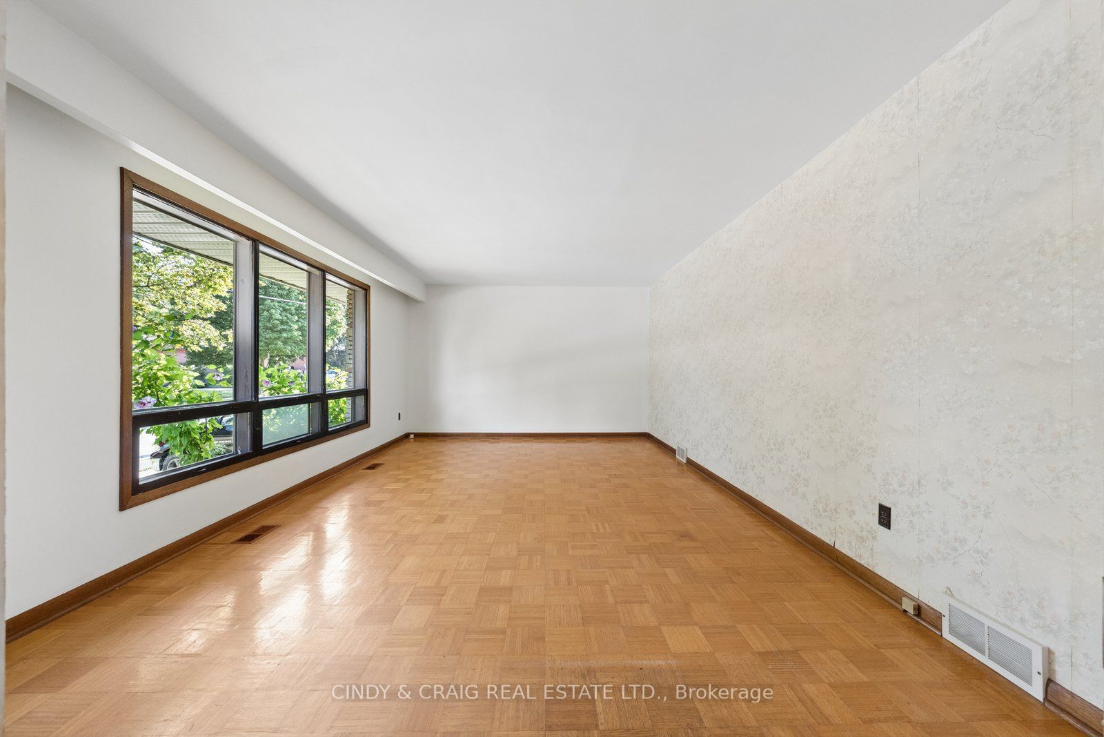 522 Dunkirk Avenue Property Photo 3