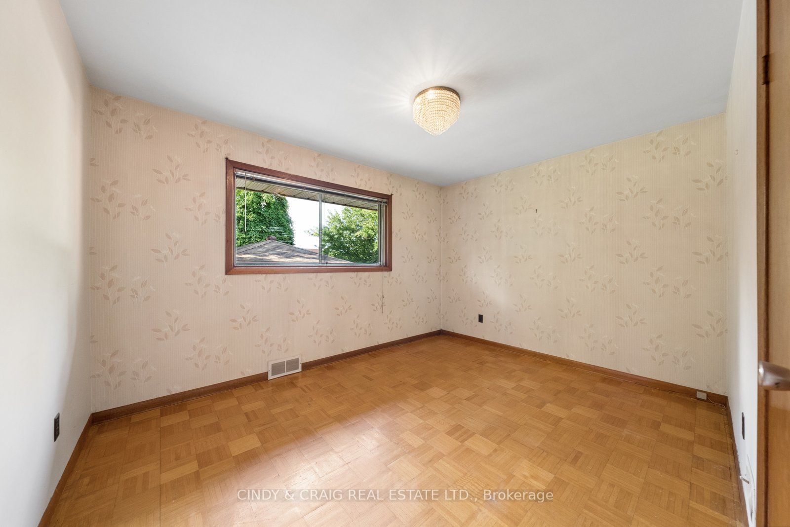 522 Dunkirk Avenue Property Photo 7