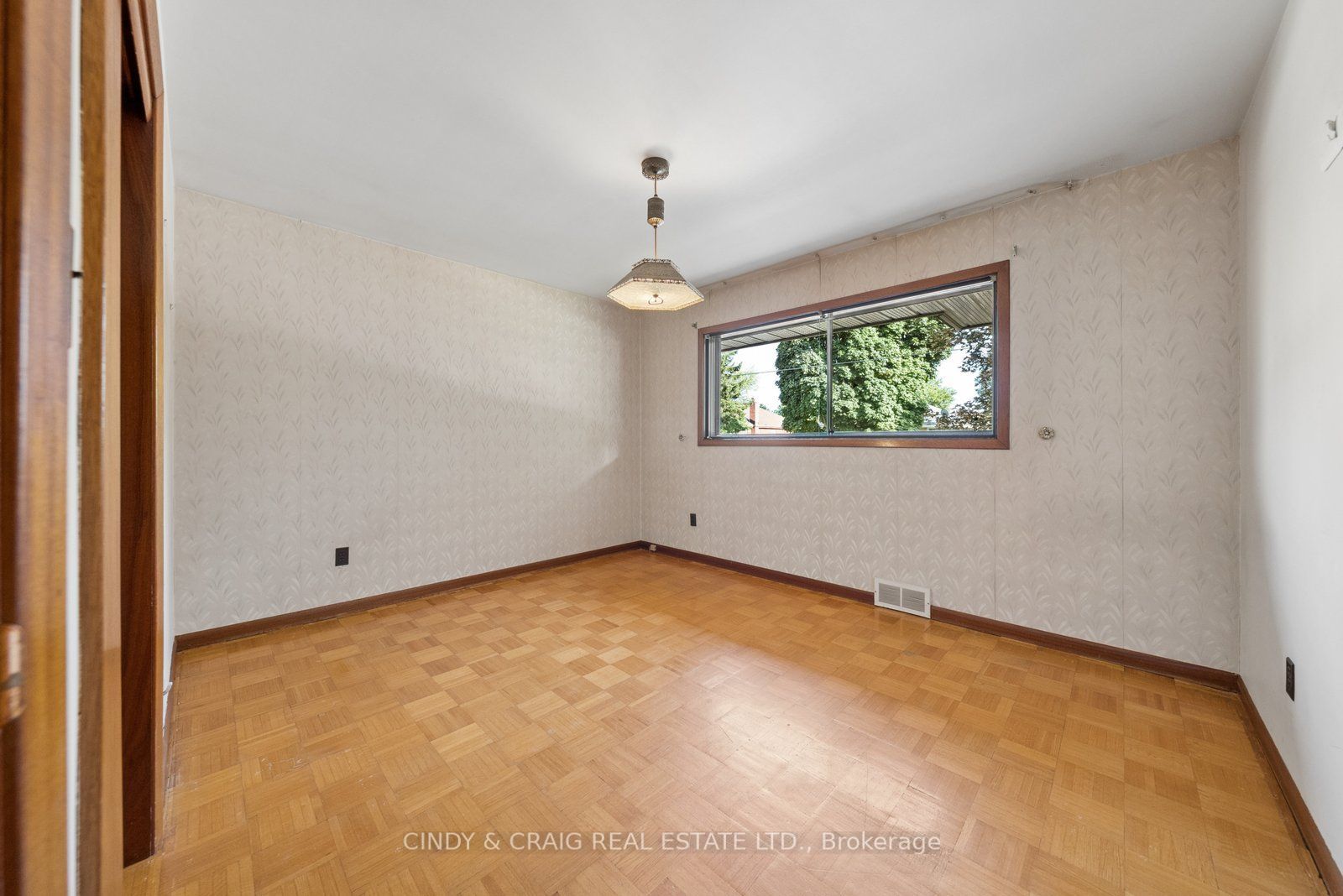 522 Dunkirk Avenue Property Photo 8