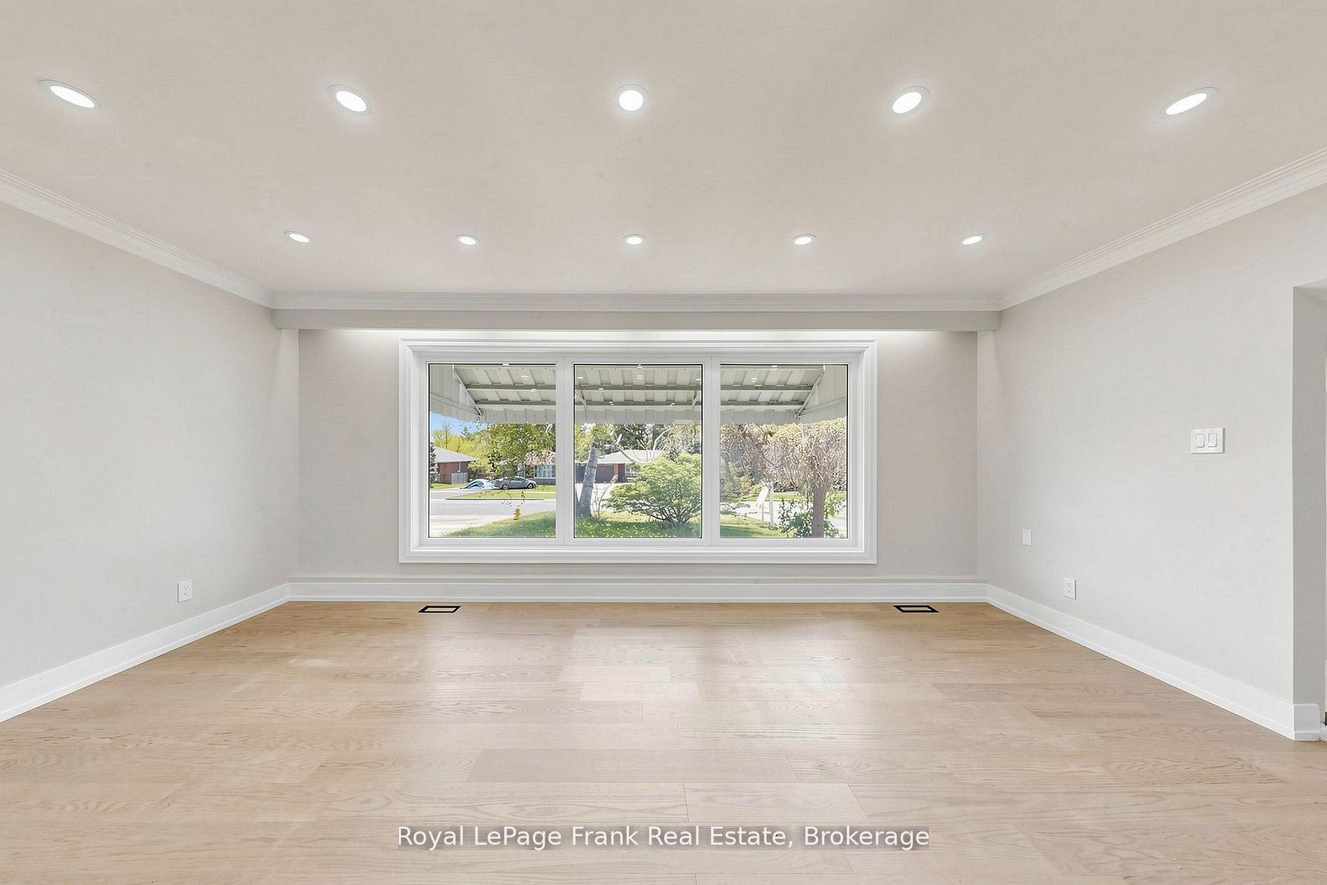 344 Rossland Road E Property Photo 3